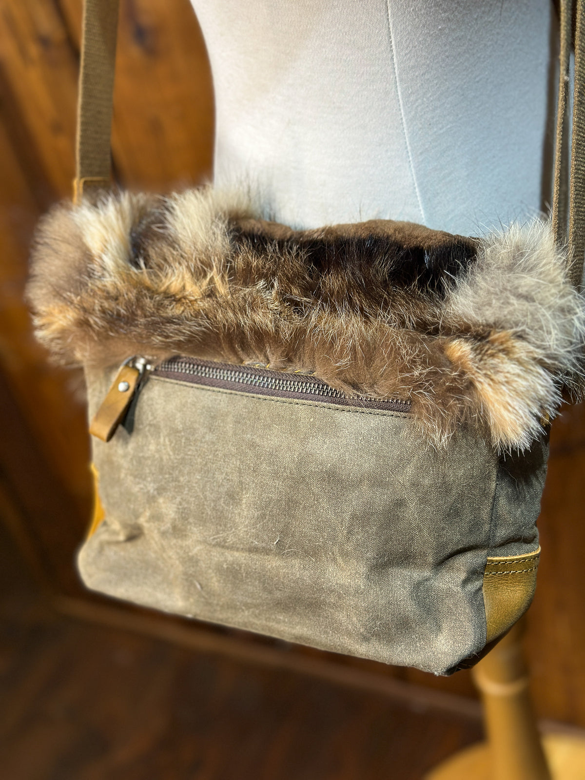 Sac à main kaki avec rabat fourrure