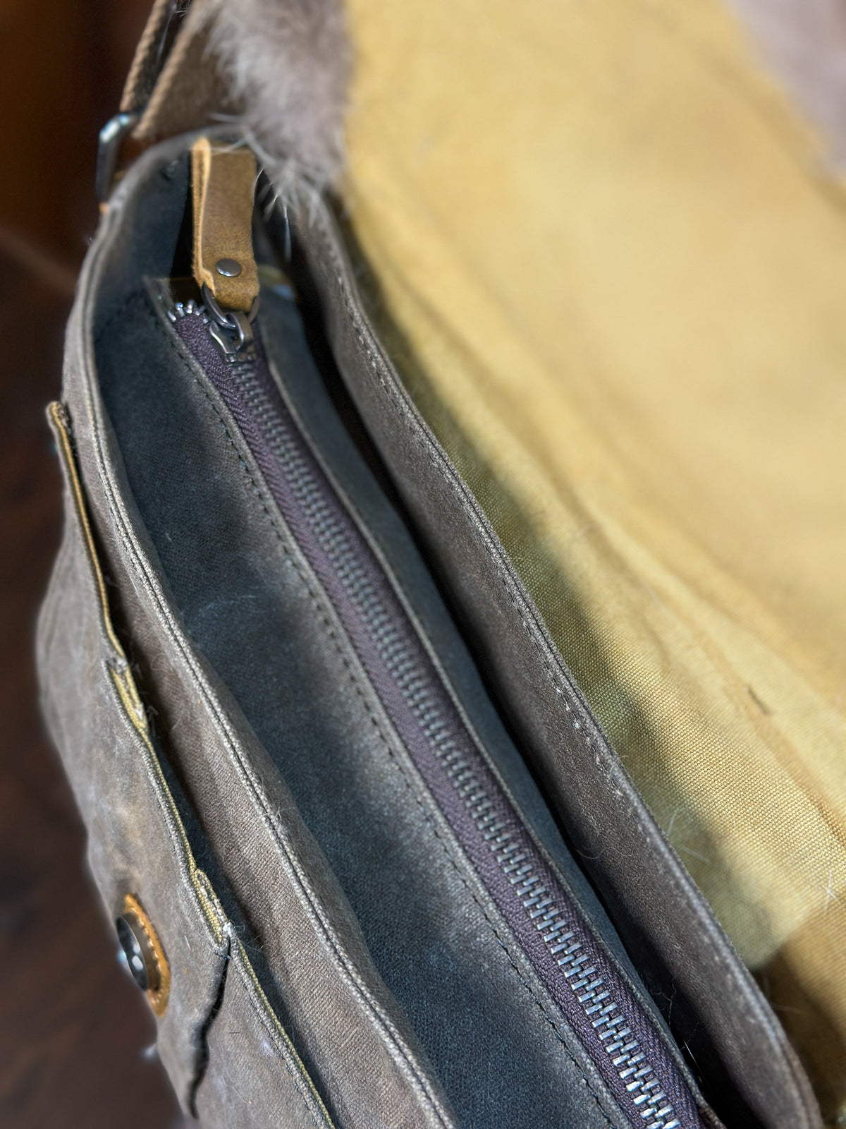 Sac à main kaki avec rabat fourrure