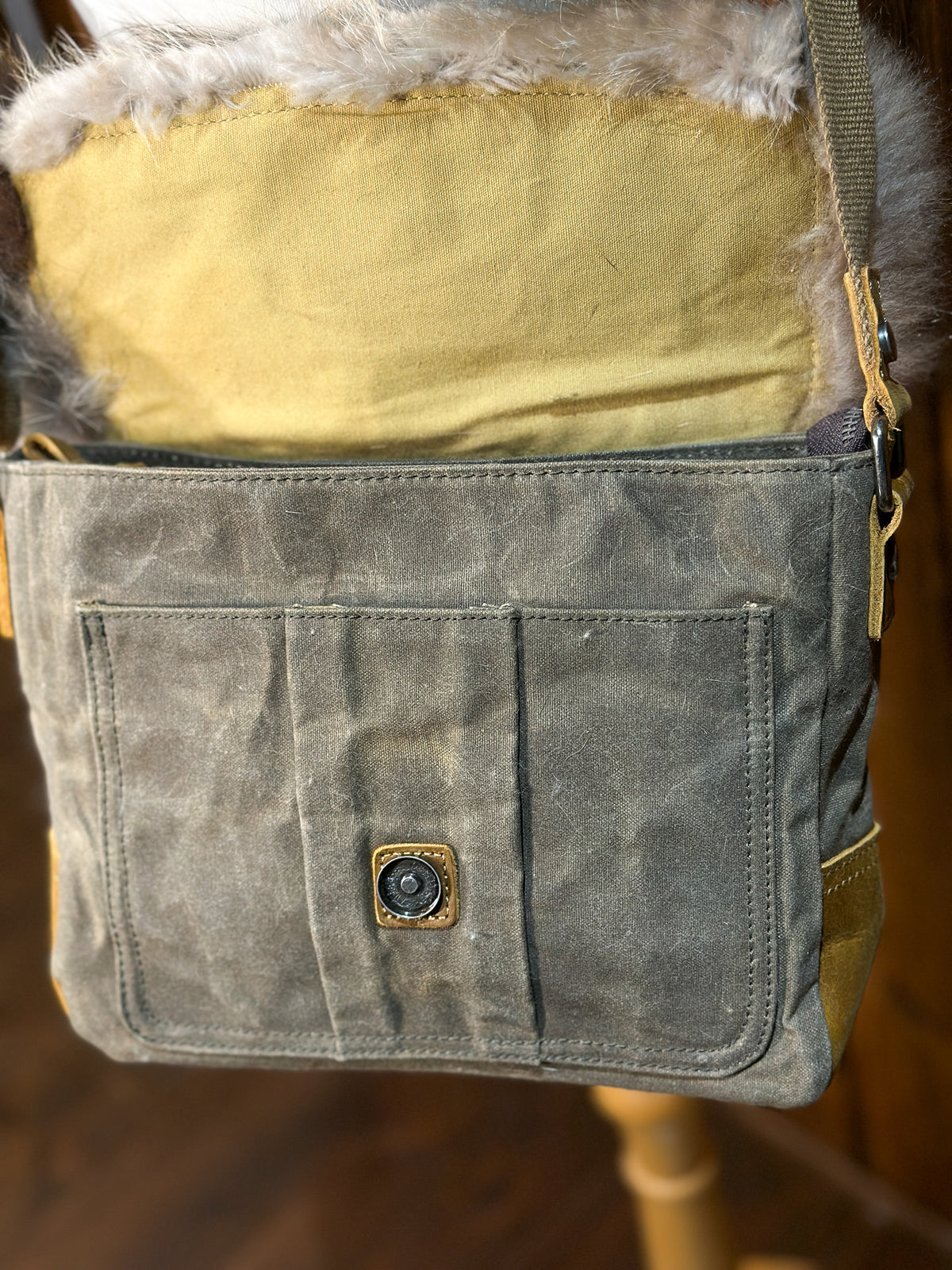 Sac à main kaki avec rabat fourrure