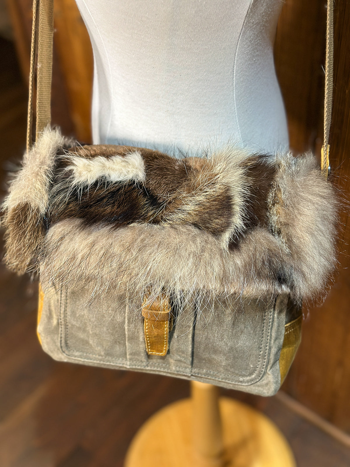 Sac à main kaki avec rabat fourrure