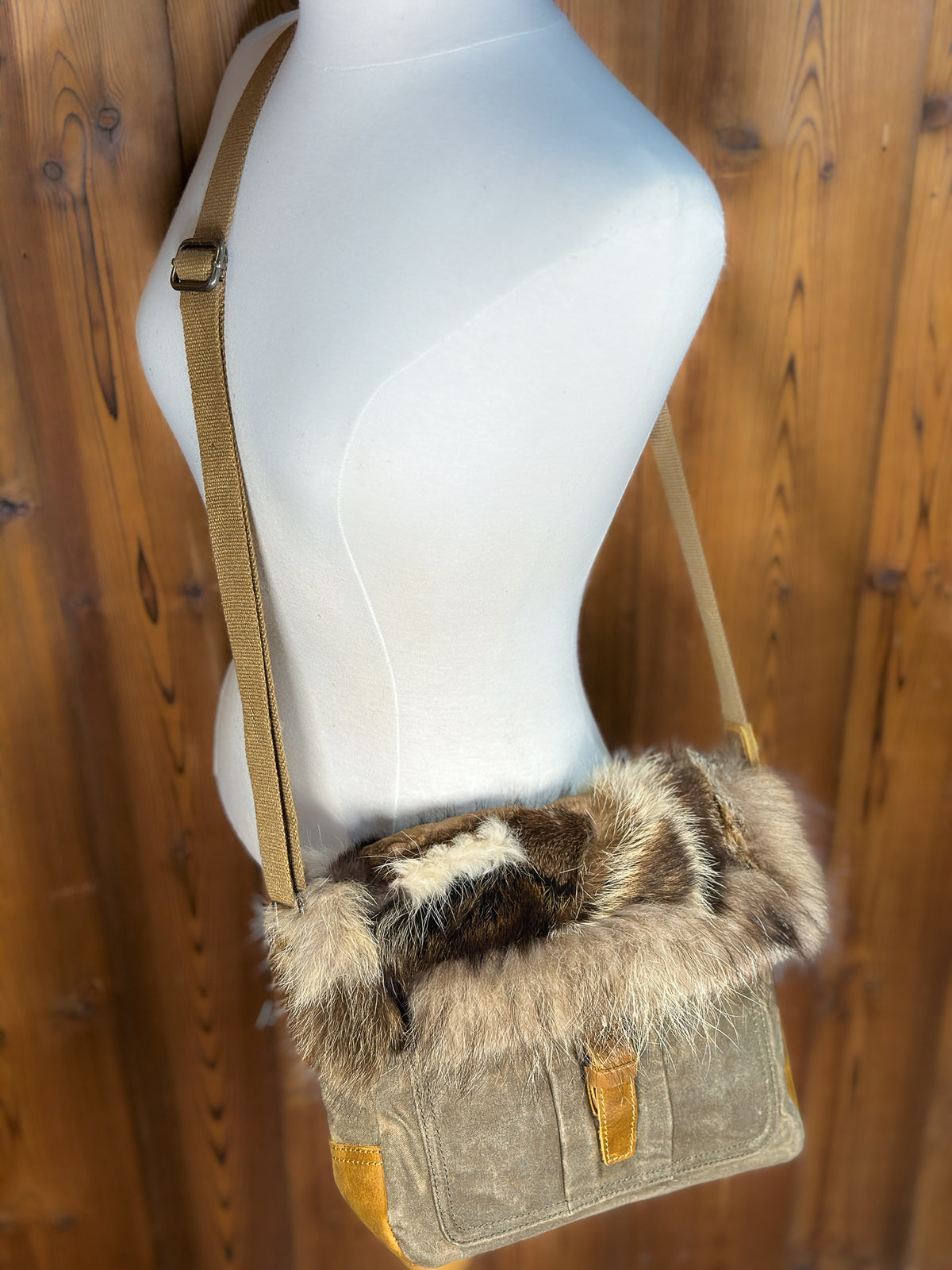 Sac à main kaki avec rabat fourrure