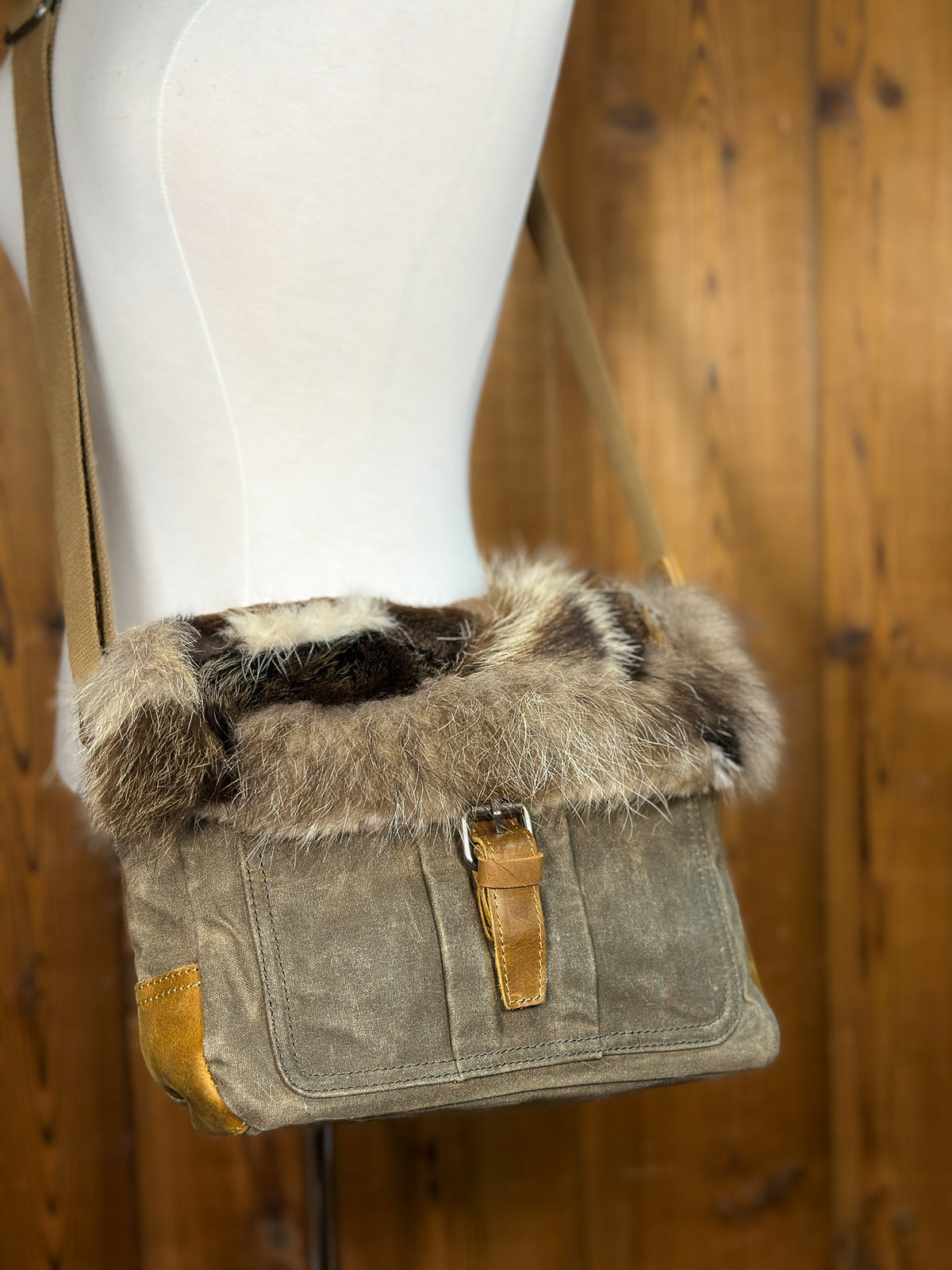 Sac à main kaki avec rabat fourrure