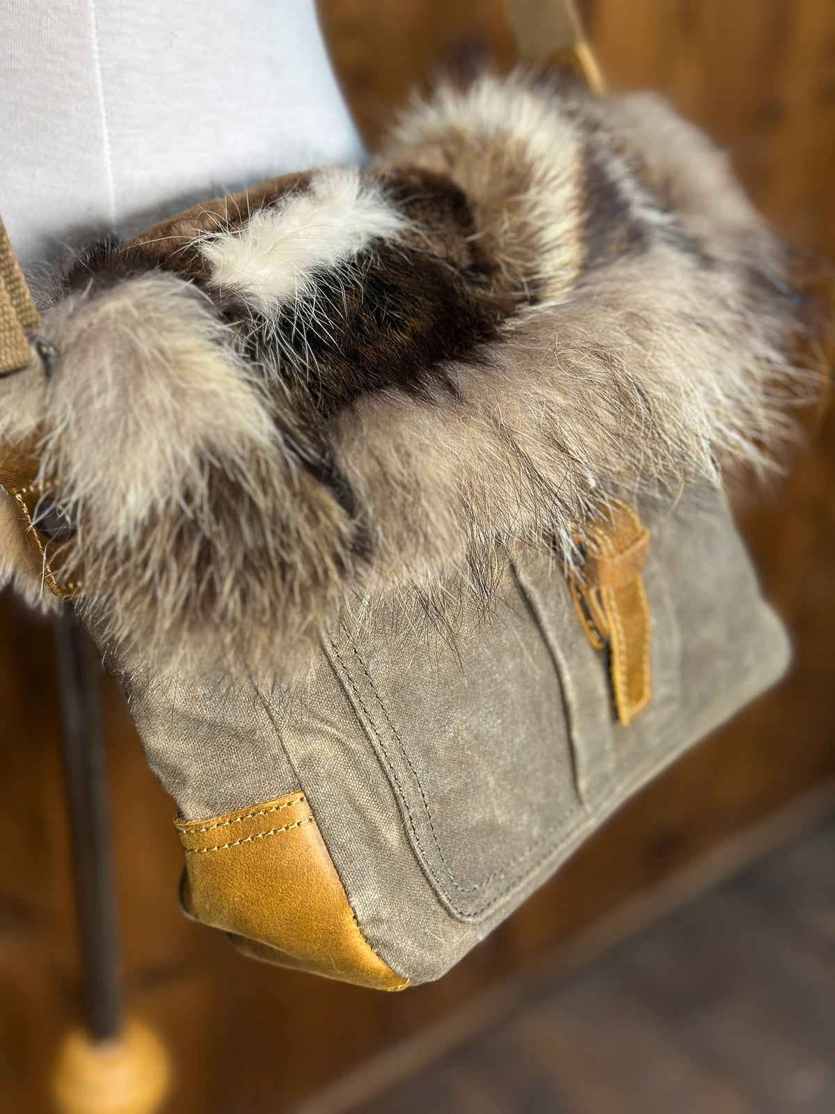 Sac à main kaki avec rabat fourrure