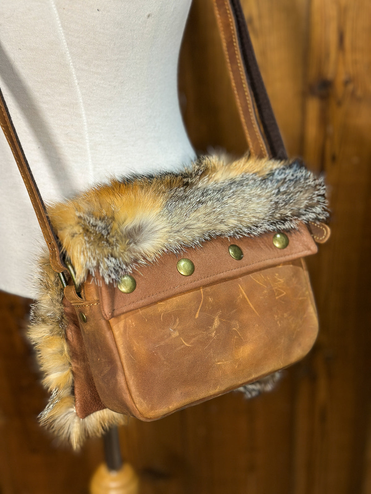 Sac à main avec rabat amovible fourrure