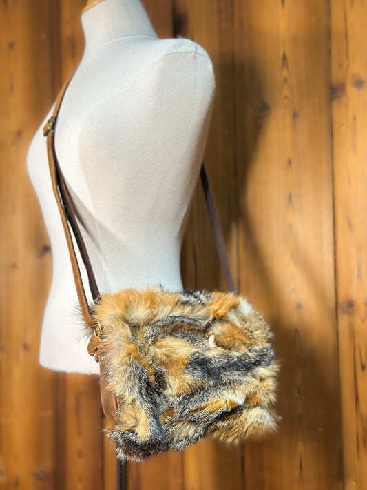 Sac à main avec rabat amovible fourrure