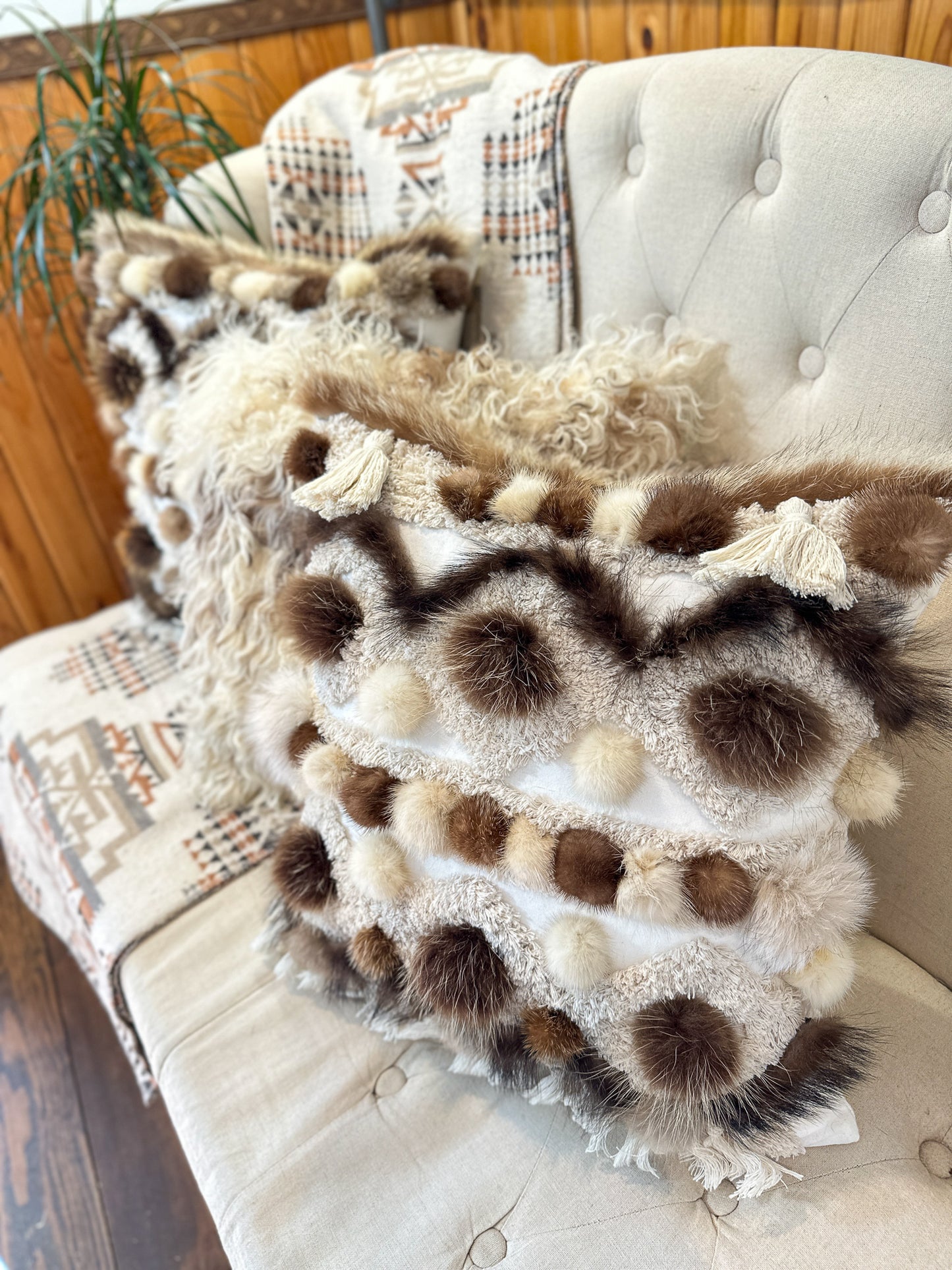 Coussin Bohème - fourrure recyclée et franges - 18x18