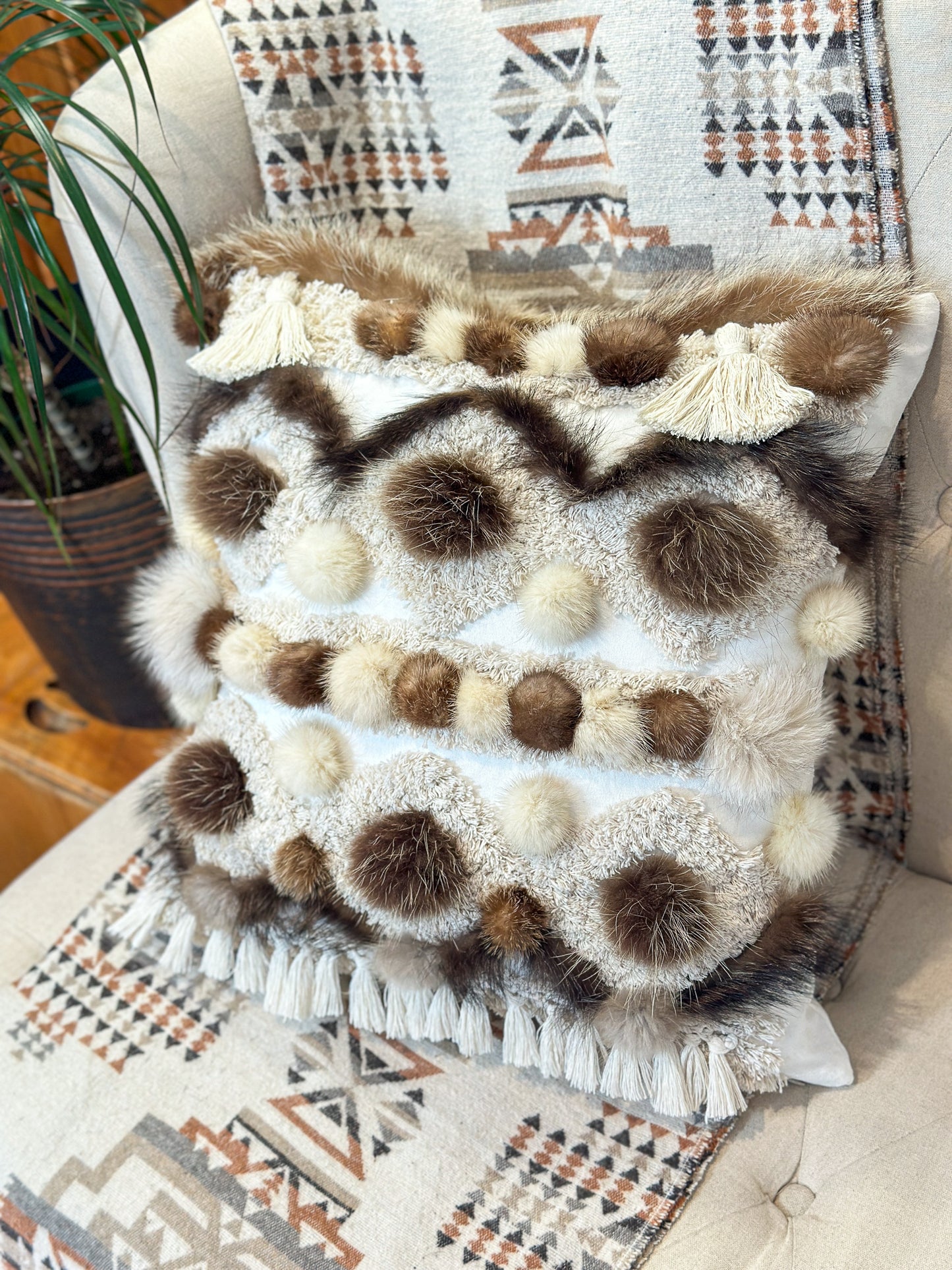 Coussin Bohème - fourrure recyclée et franges - 18x18