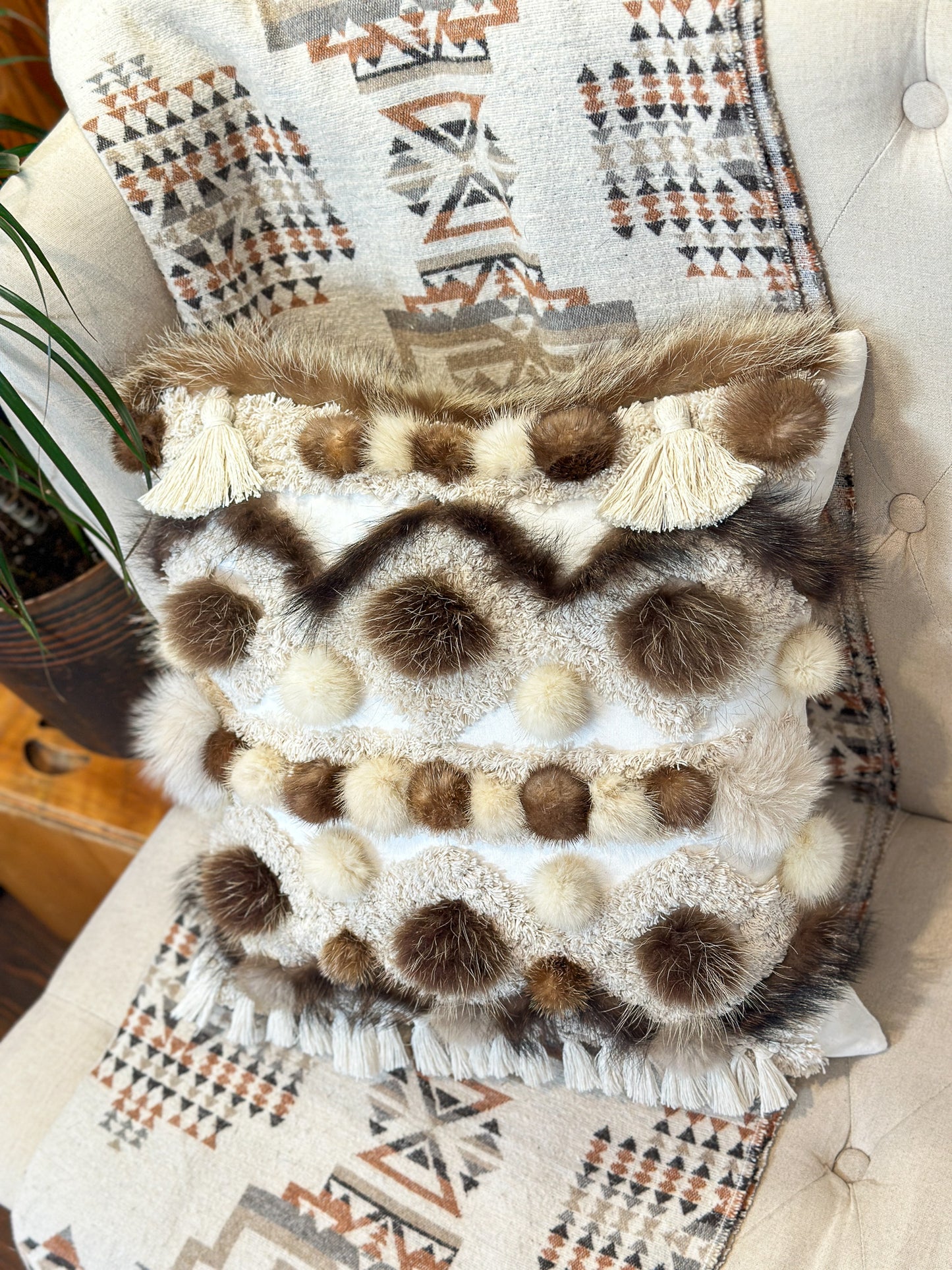 Coussin Bohème - fourrure recyclée et franges - 18x18