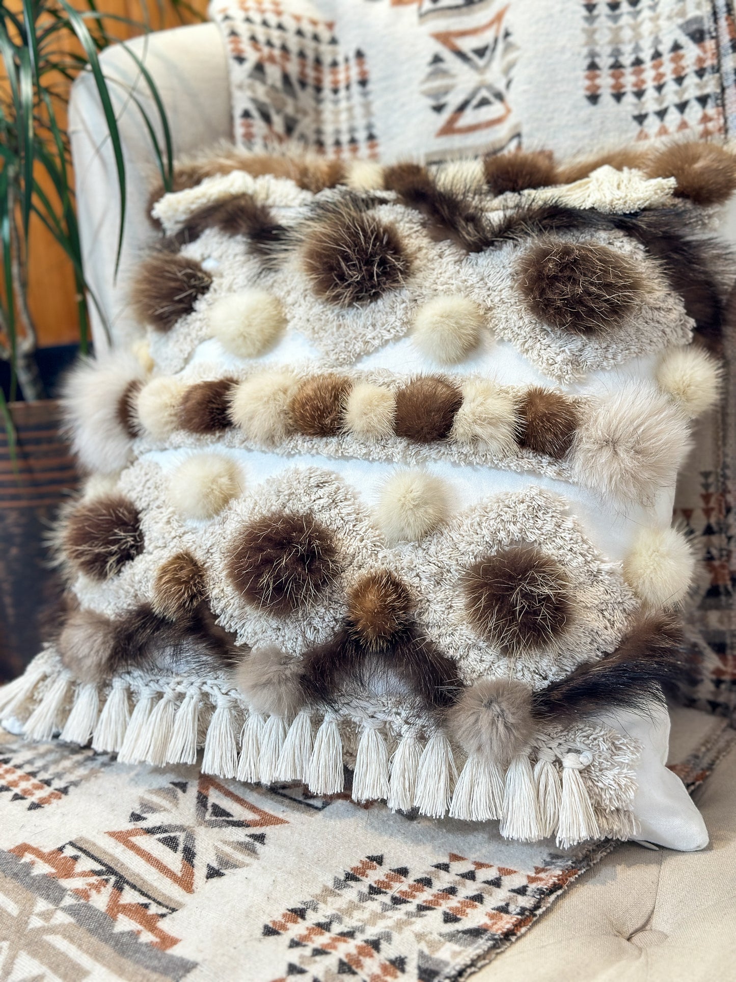 Coussin Bohème - fourrure recyclée et franges - 18x18