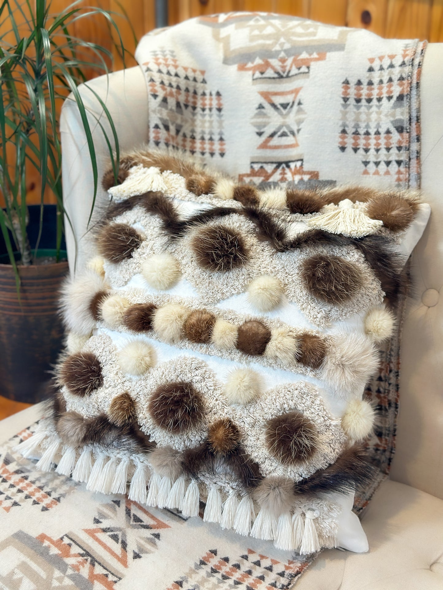 Coussin Bohème - fourrure recyclée et franges - 18x18