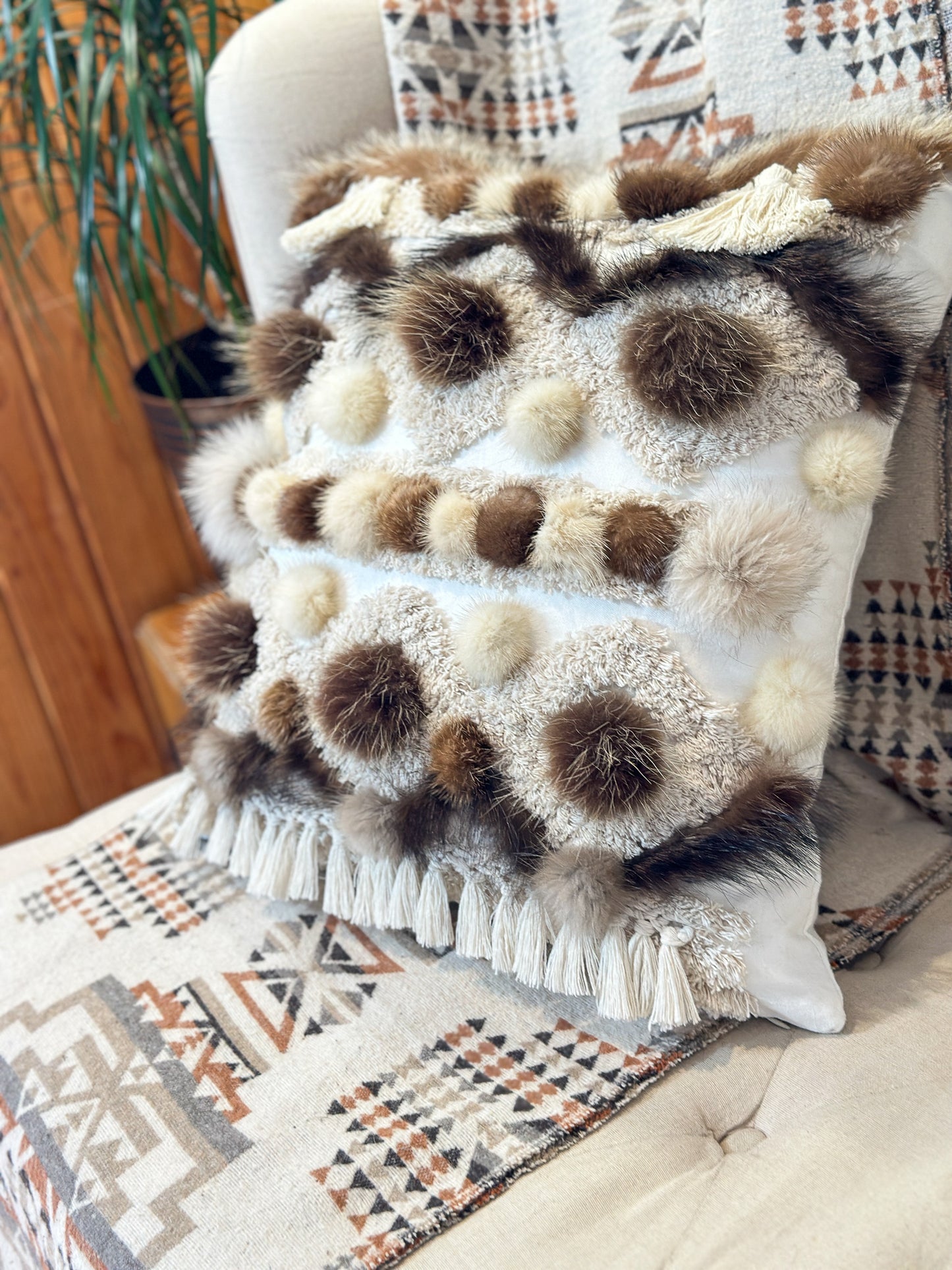 Coussin Bohème - fourrure recyclée et franges - 18x18