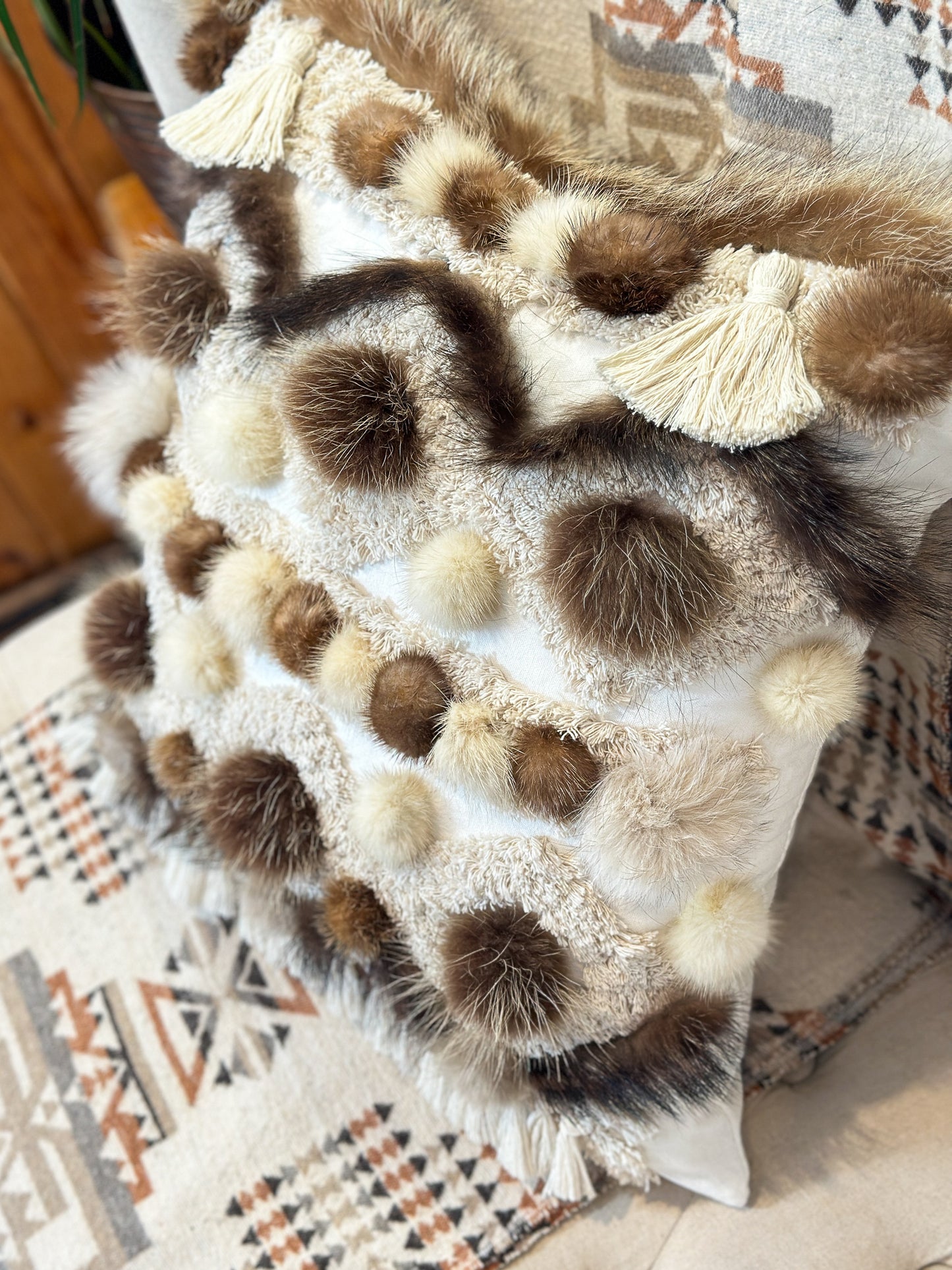 Coussin Bohème - fourrure recyclée et franges - 18x18
