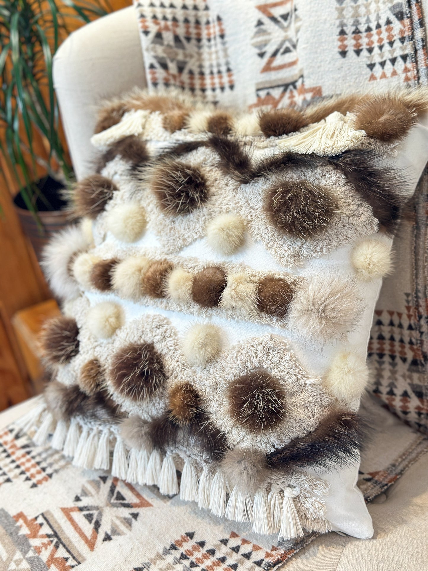 Coussin Bohème - fourrure recyclée et franges - 18x18