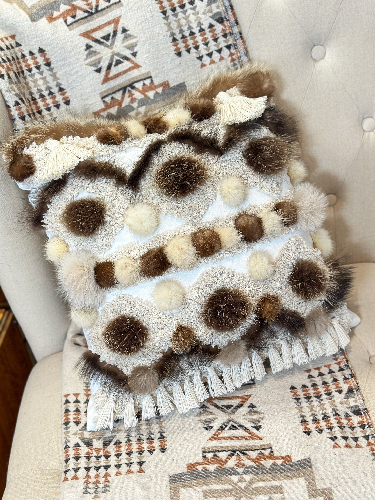 Coussin Bohème - fourrure recyclée et franges - 18x18