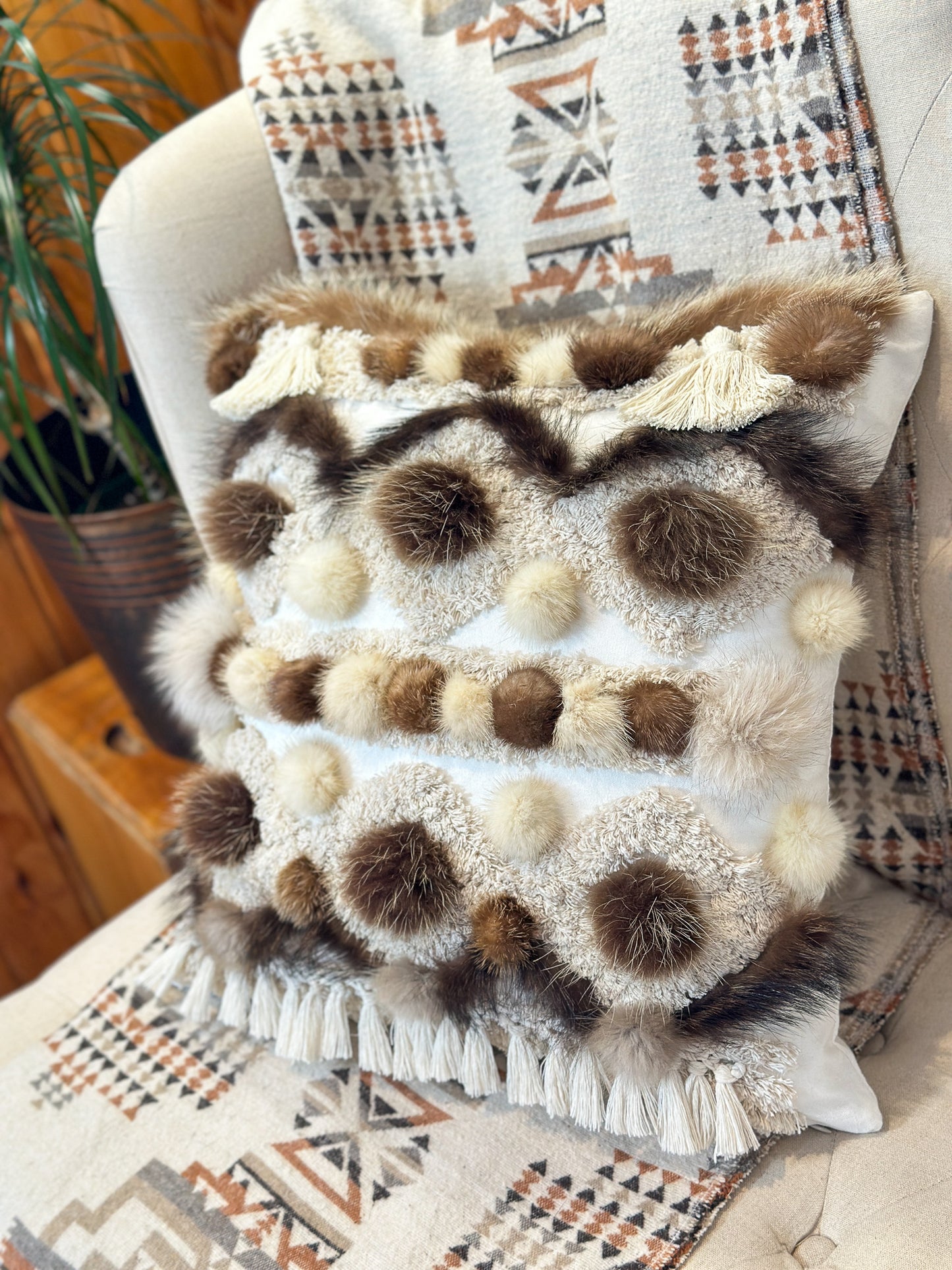 Coussin Bohème - fourrure recyclée et franges - 18x18