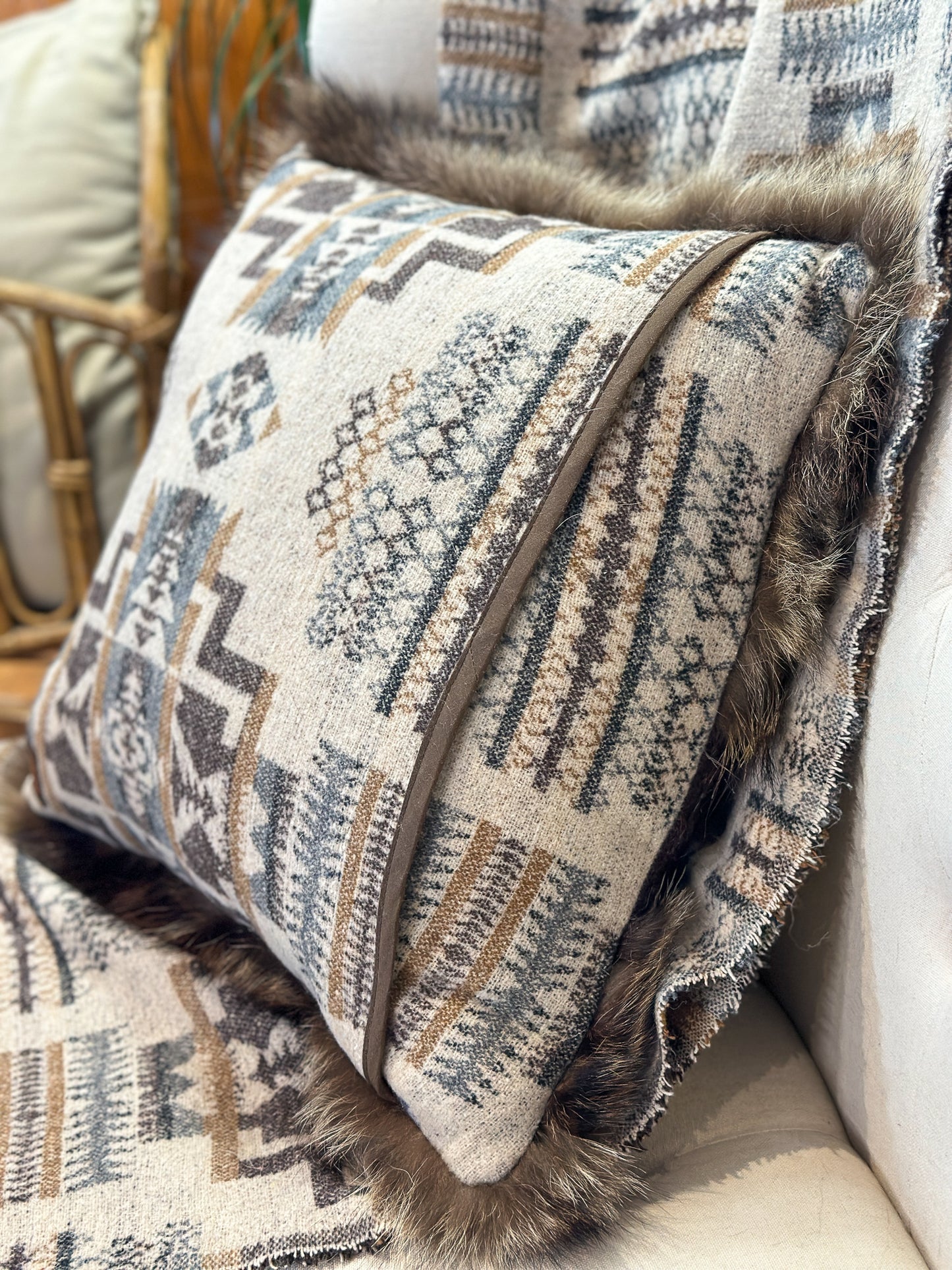 Coussin patchwork avec fourrure recyclés - 18x18