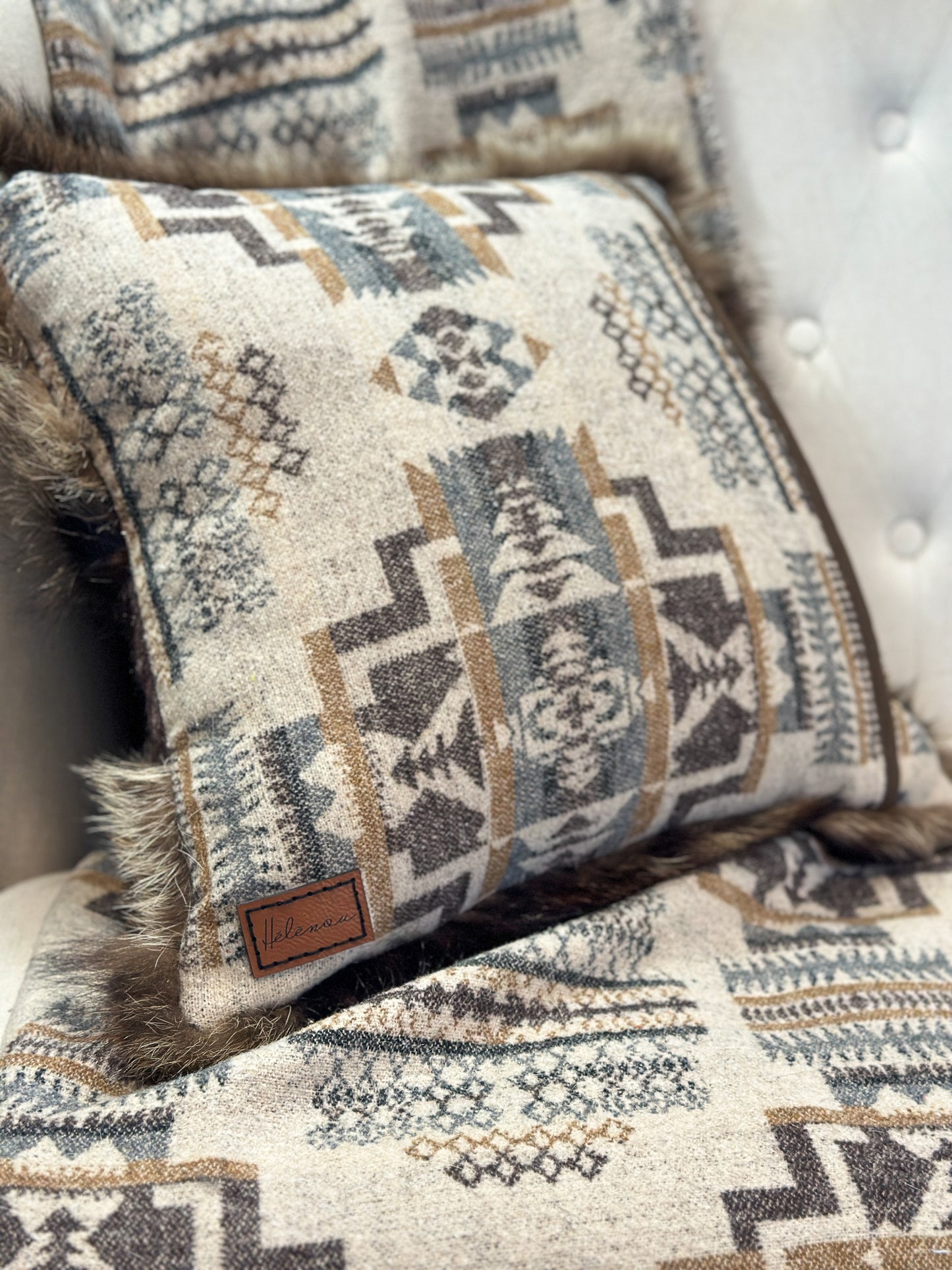 Coussin patchwork avec fourrure recyclés - 18x18