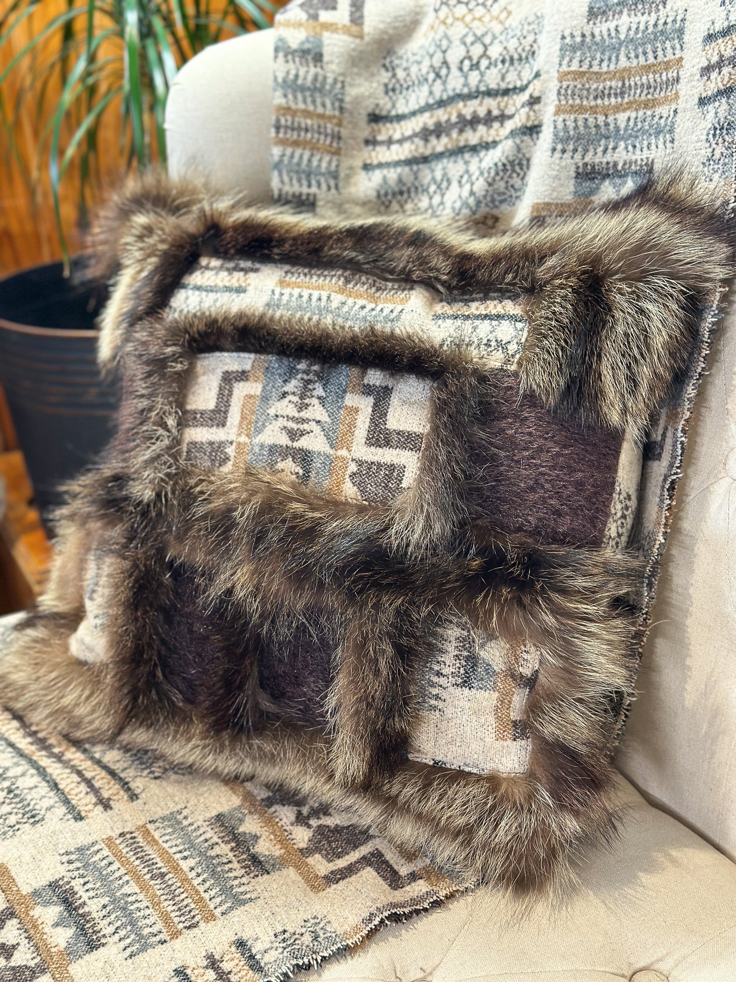 Coussin patchwork avec fourrure recyclés - 18x18