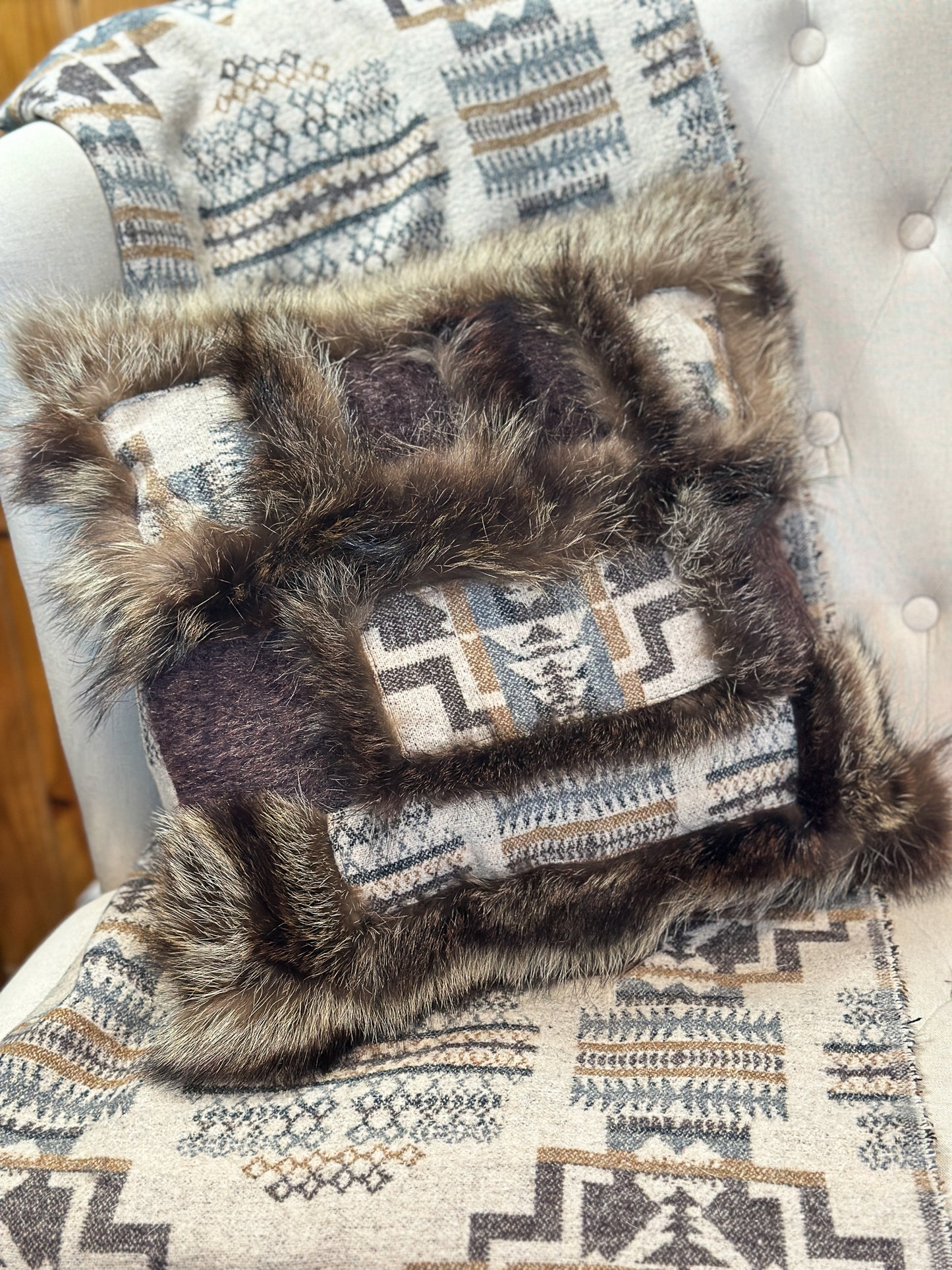 Coussin patchwork avec fourrure recyclés - 18x18