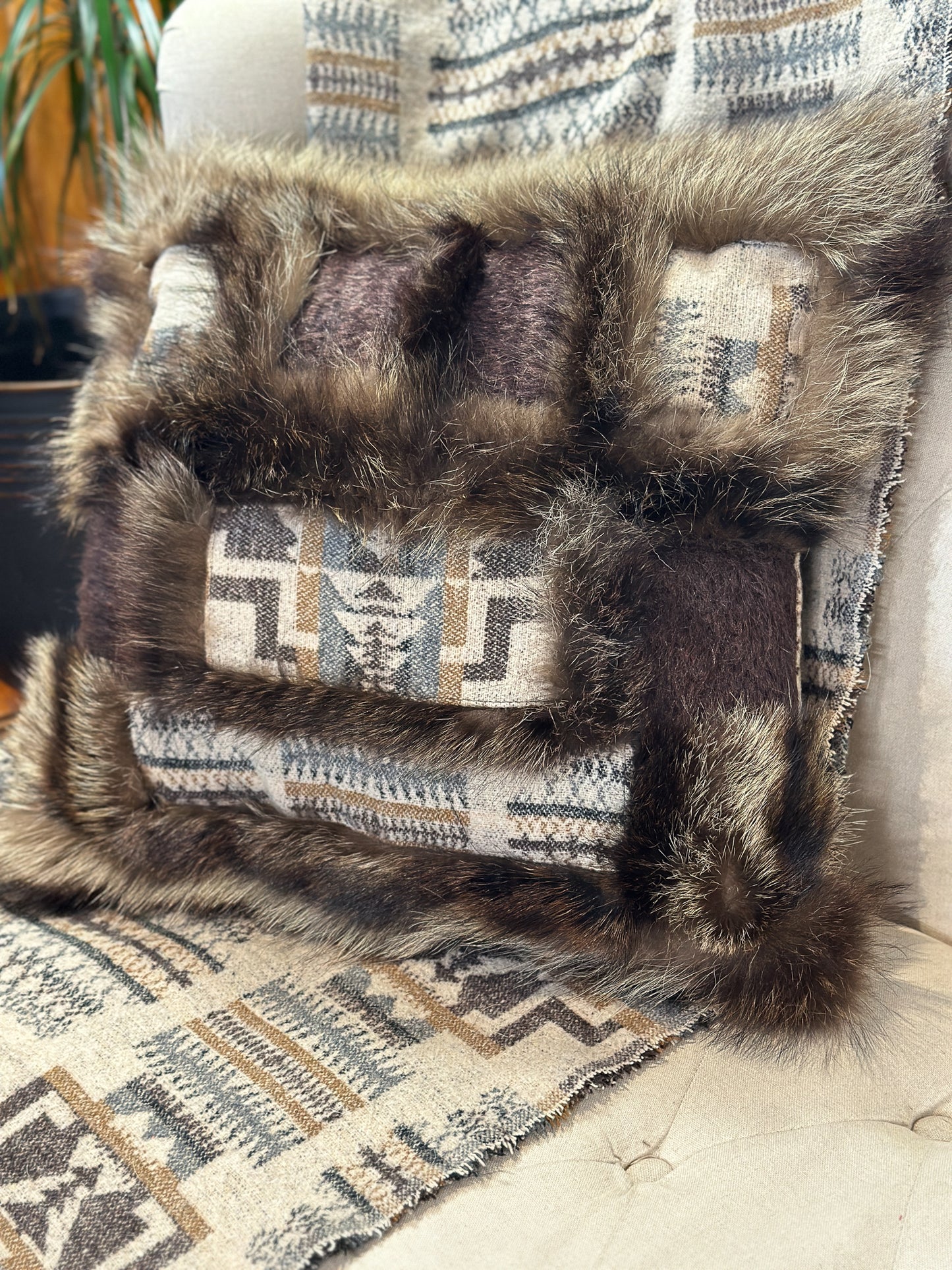 Coussin patchwork avec fourrure recyclés - 18x18