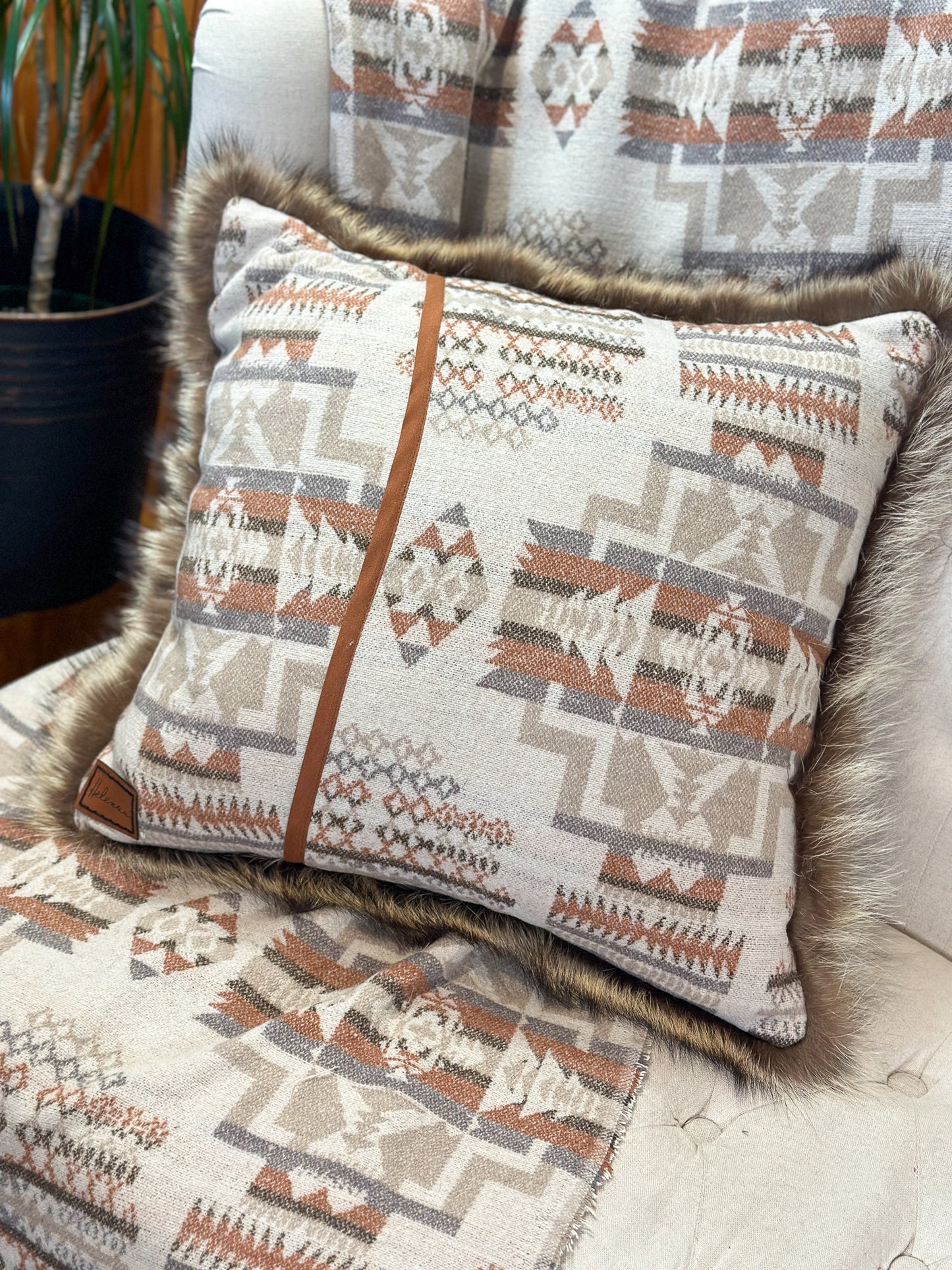 Coussin avec cuir et fourrure recyclés - 18x18