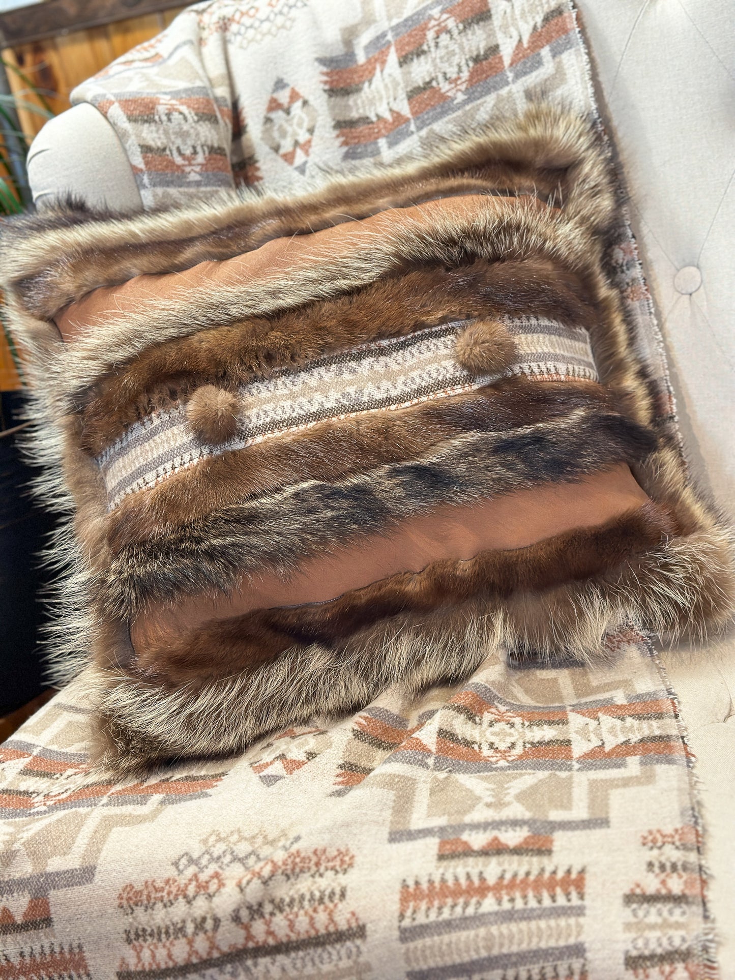 Coussin avec cuir et fourrure recyclés - 18x18