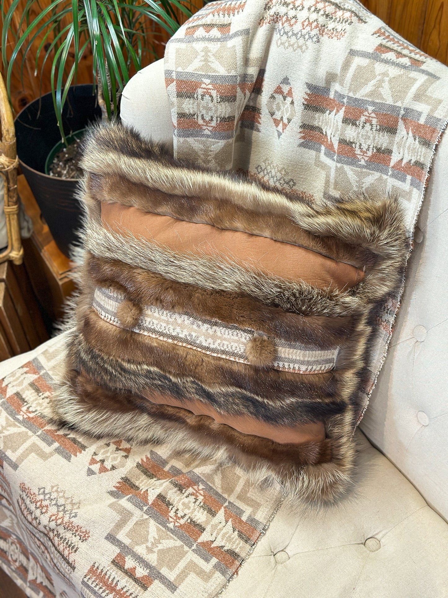 Coussin avec cuir et fourrure recyclés - 18x18