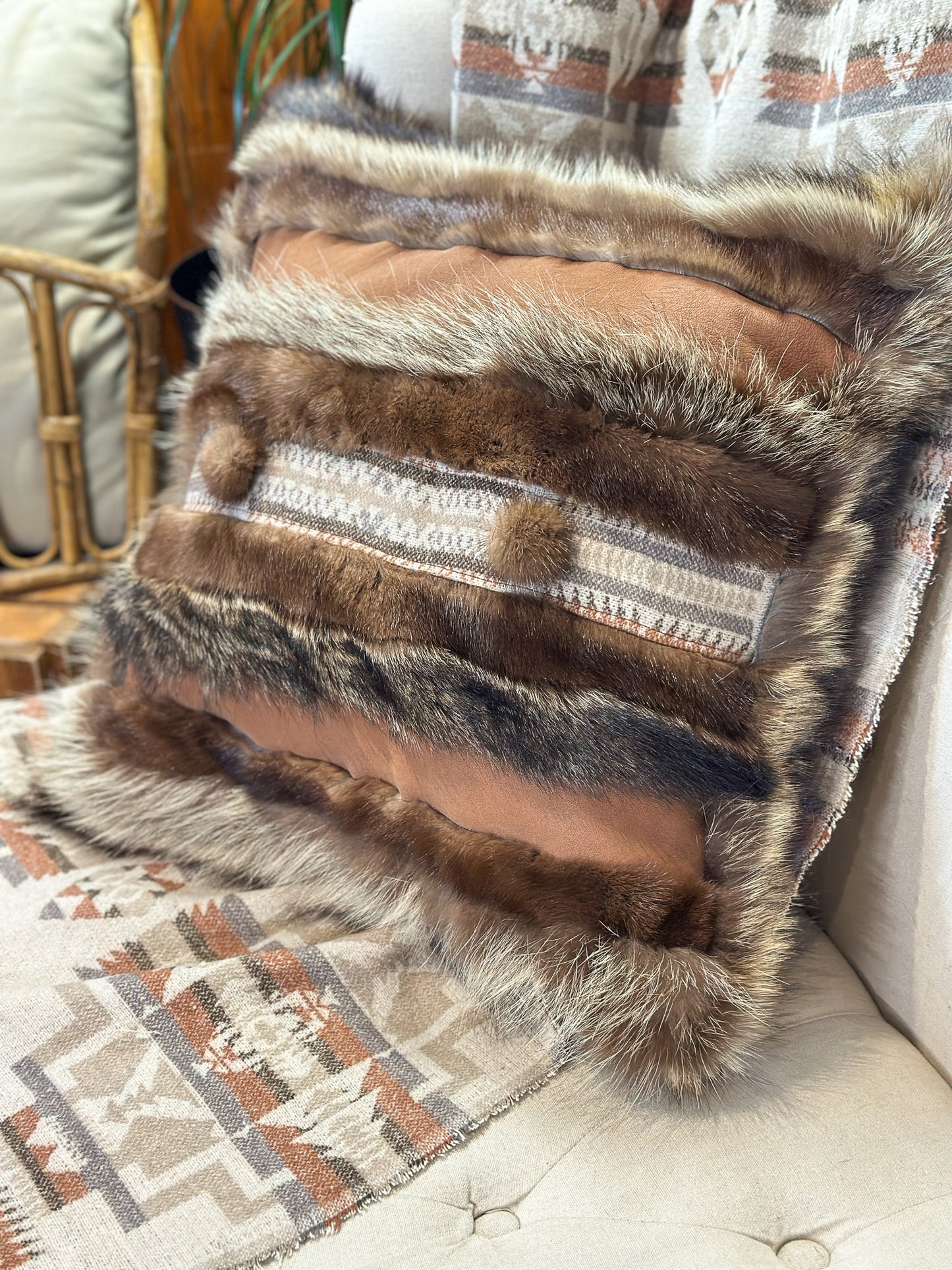 Coussin avec cuir et fourrure recyclés - 18x18