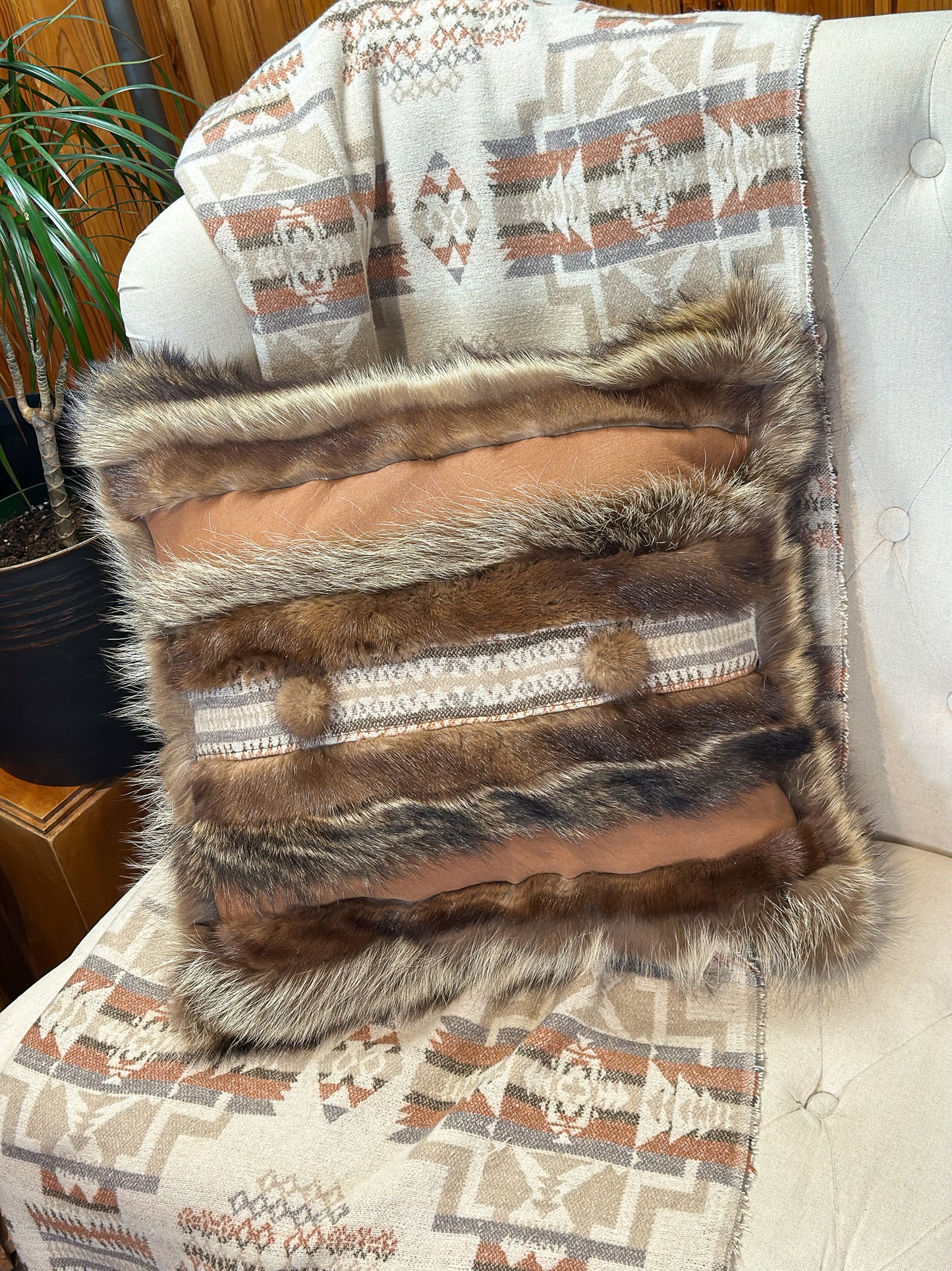 Coussin avec cuir et fourrure recyclés - 18x18