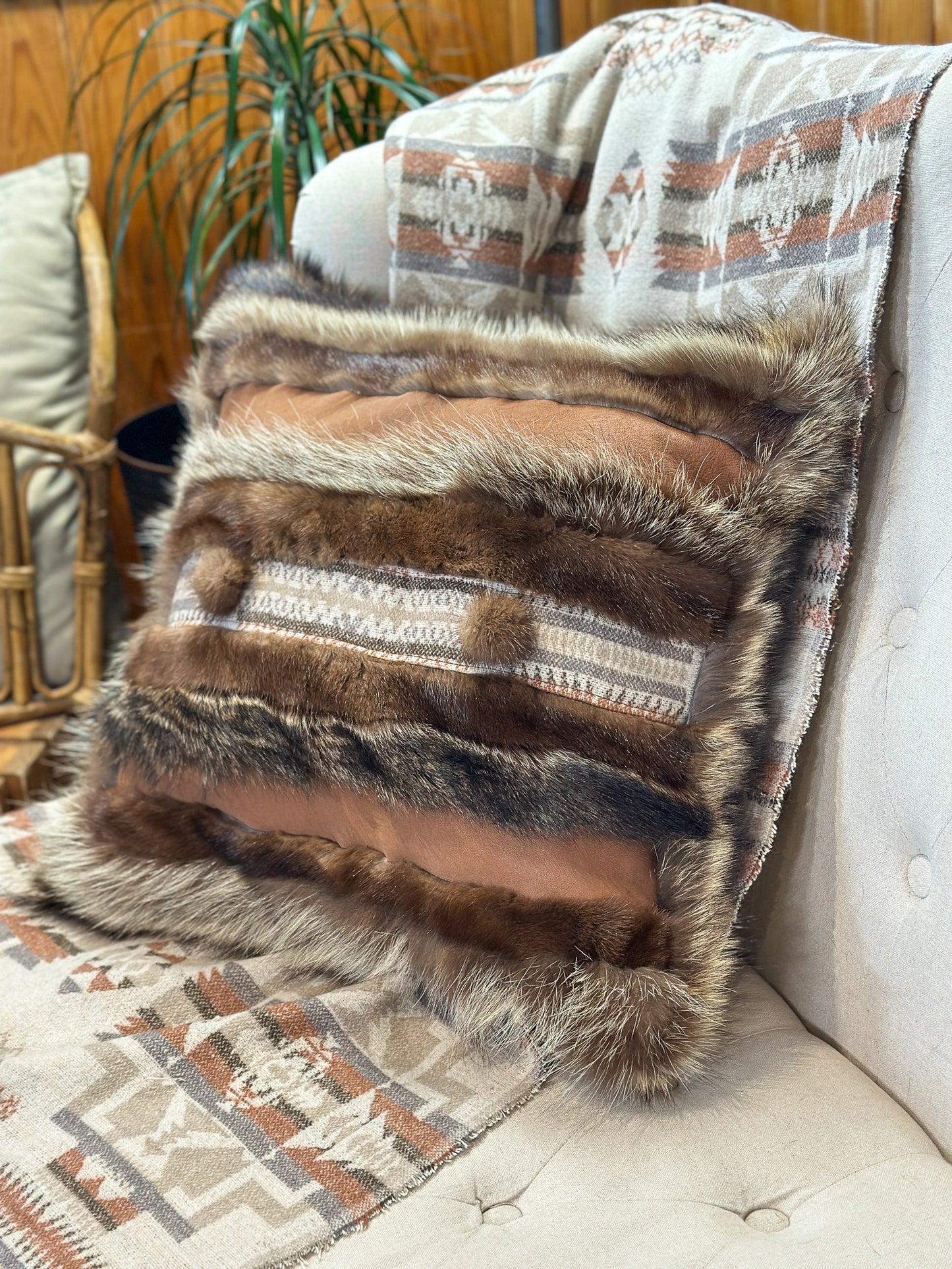 Coussin avec cuir et fourrure recyclés - 18x18