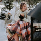 plaid, couverture à carreaux autour d'un feu avec un chocolat chaud réconfortant 
