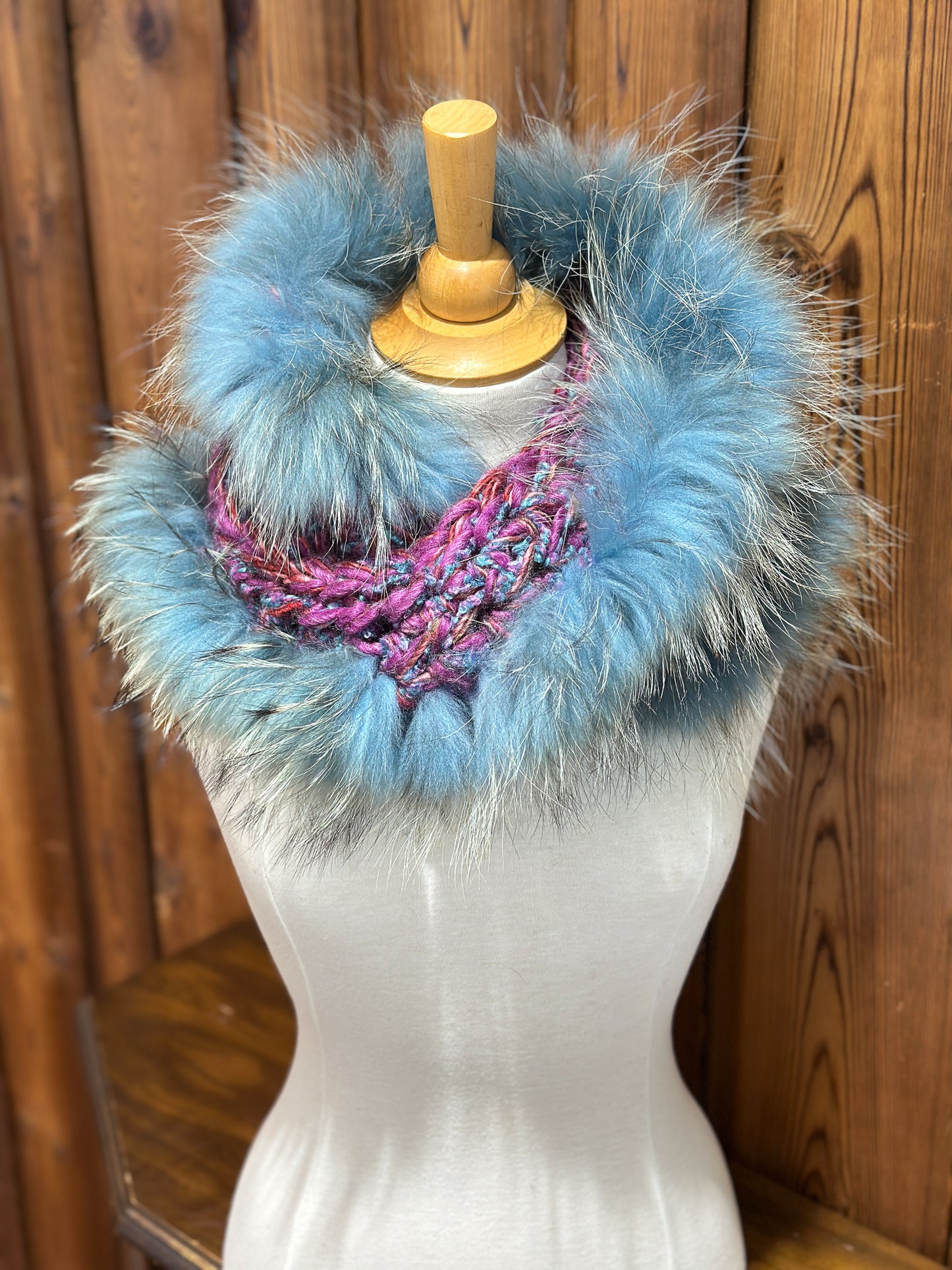 Foulard gris et turquoise avec fourrure recyclée