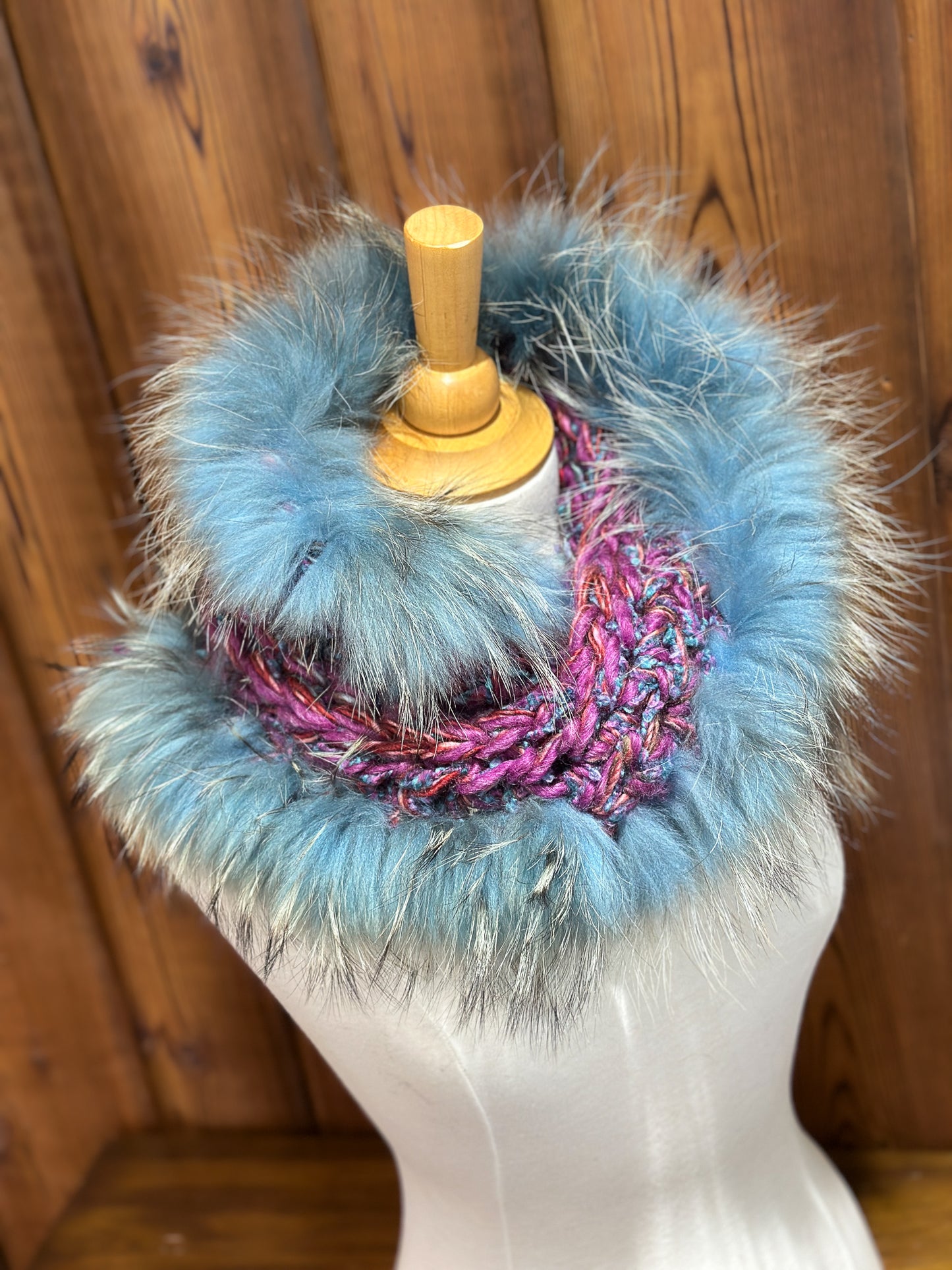 Foulard gris et turquoise avec fourrure recyclée