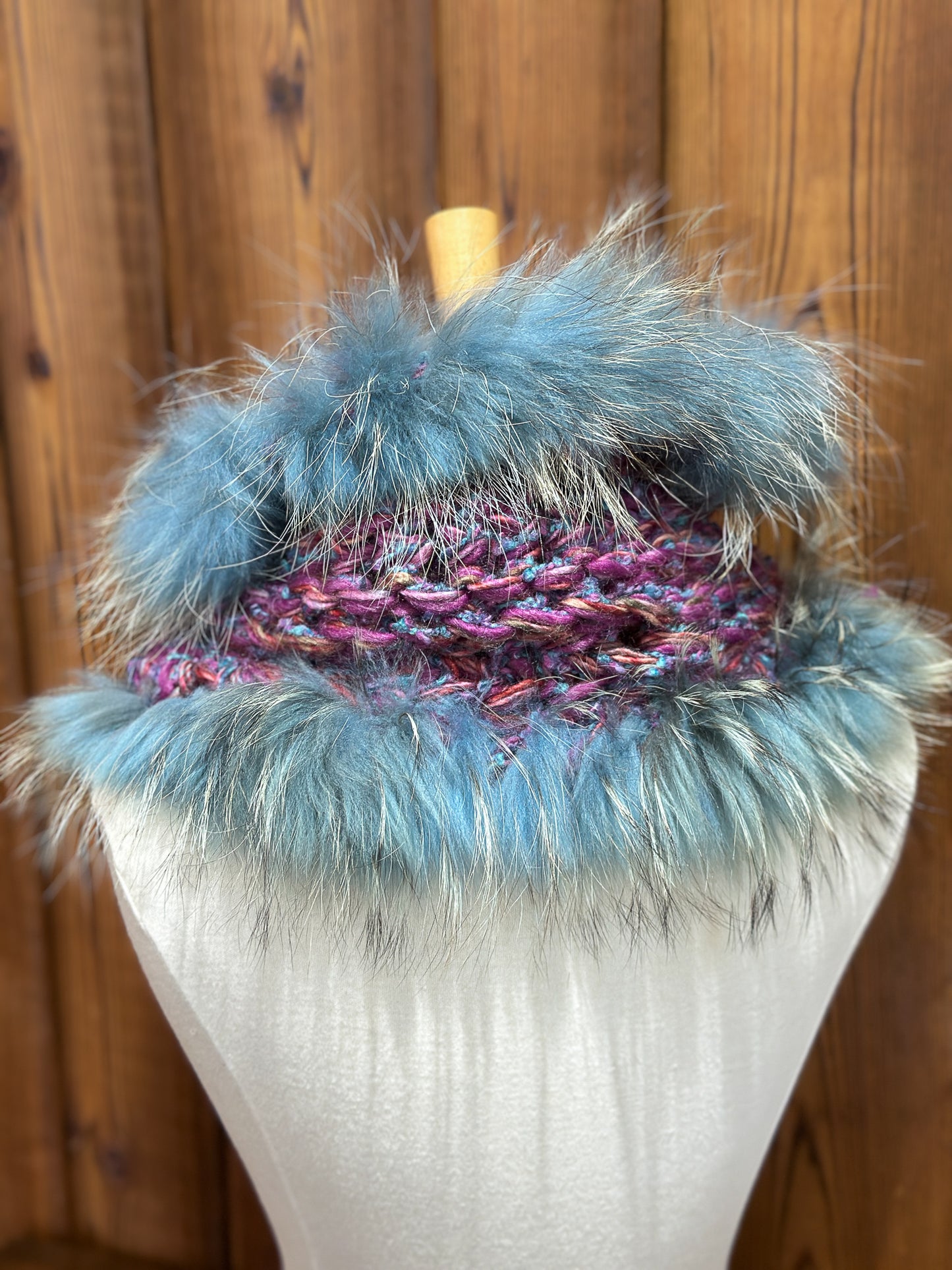 Foulard gris et turquoise avec fourrure recyclée