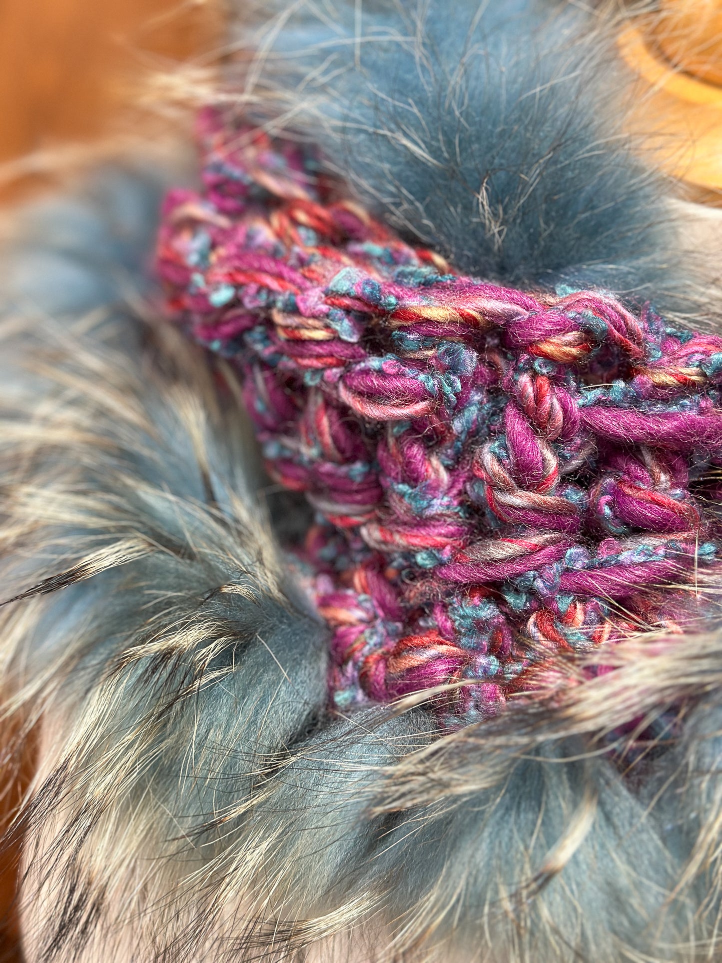 Foulard gris et turquoise avec fourrure recyclée