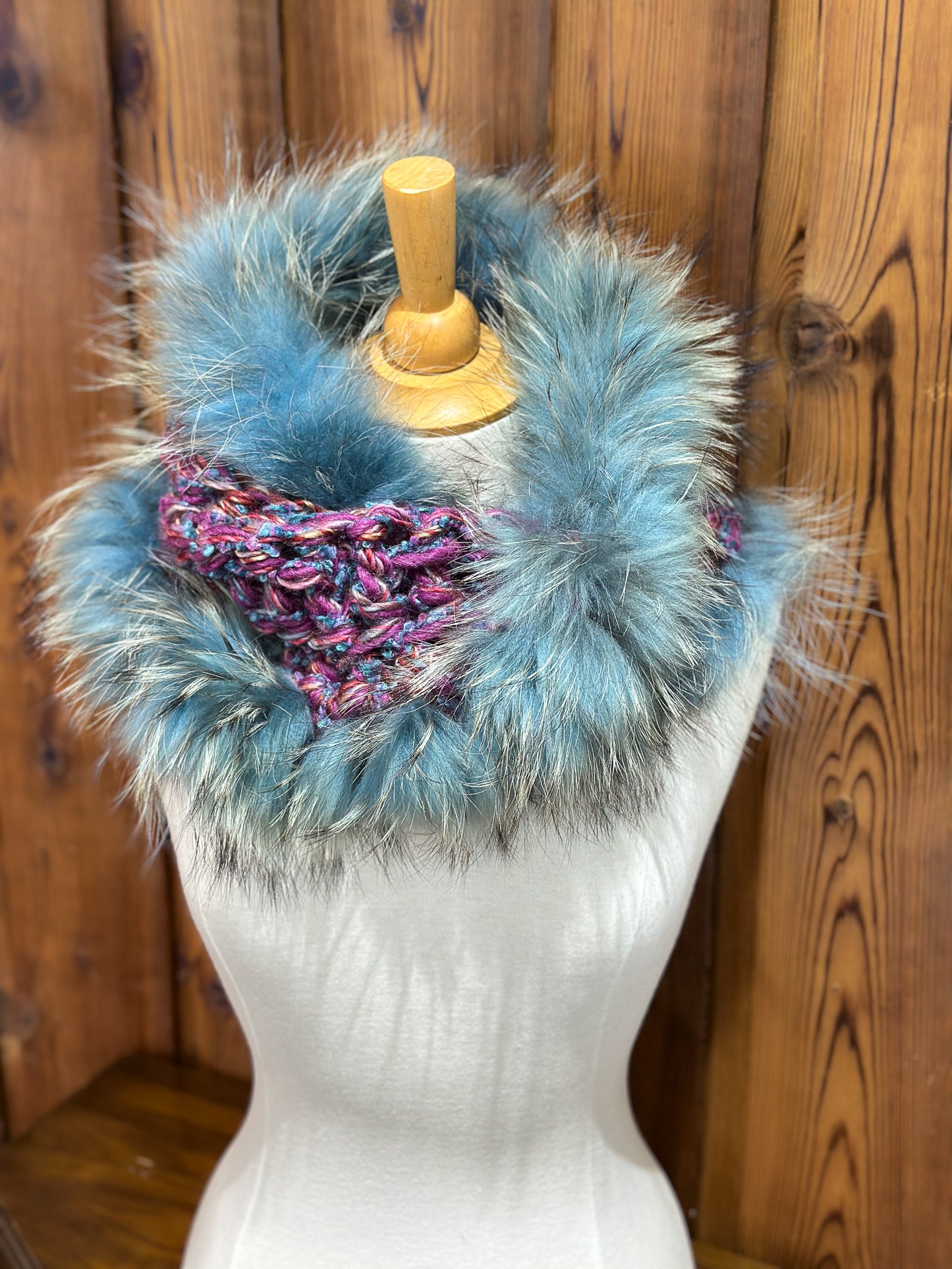 Foulard gris et turquoise avec fourrure recyclée