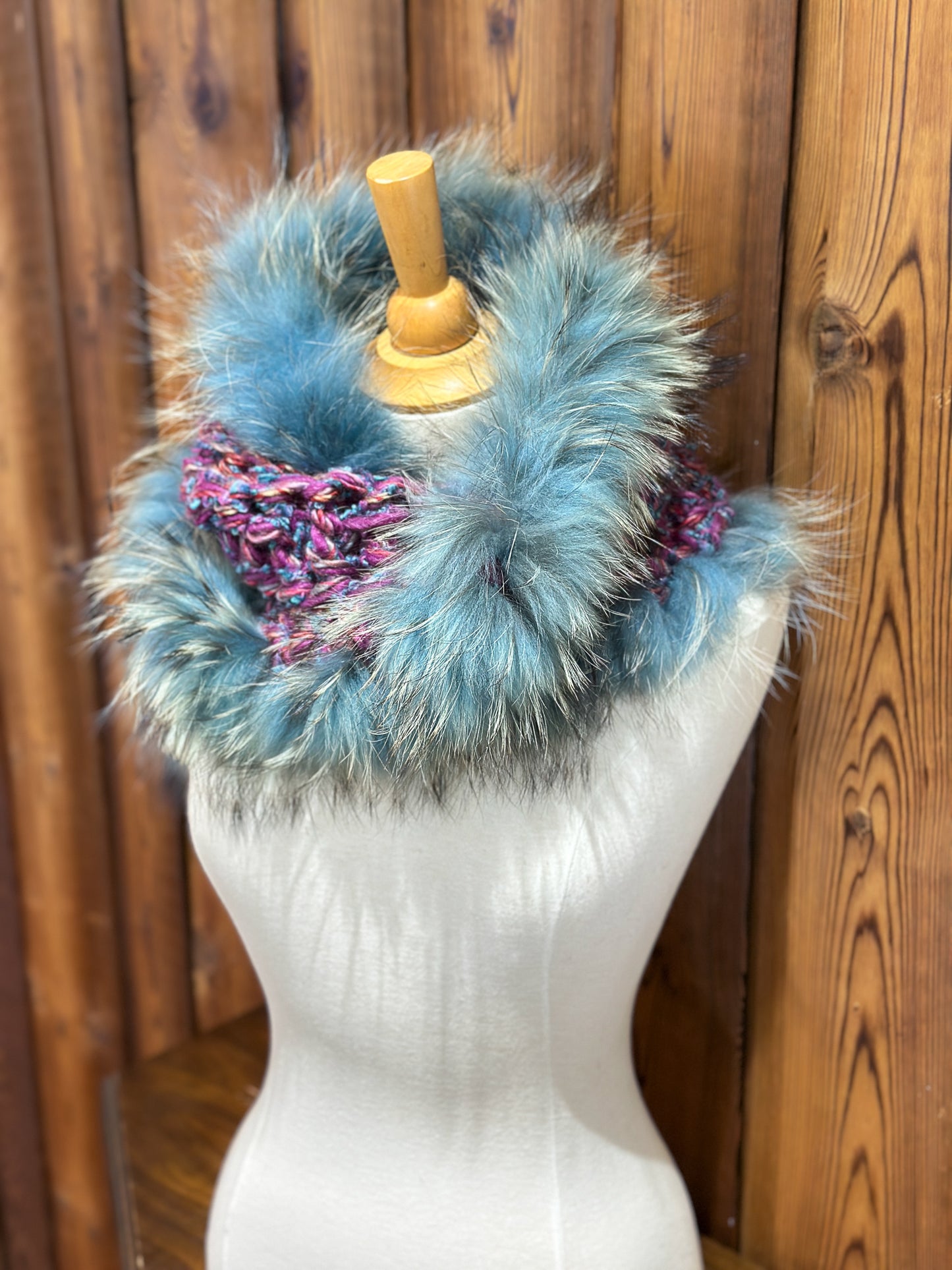 Foulard gris et turquoise avec fourrure recyclée