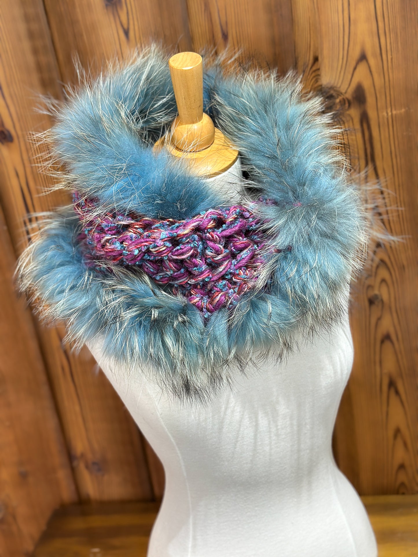 Foulard gris et turquoise avec fourrure recyclée