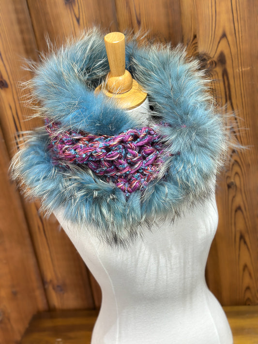 Foulard gris et turquoise avec fourrure recyclée