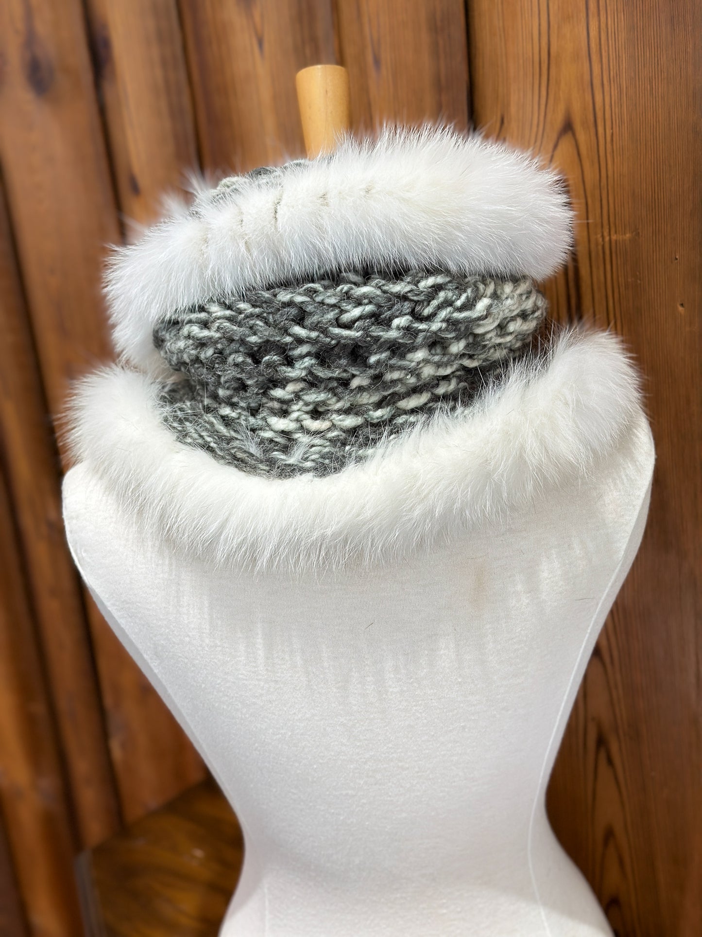 Foulard avec gris et beige fourrure recyclée Renard