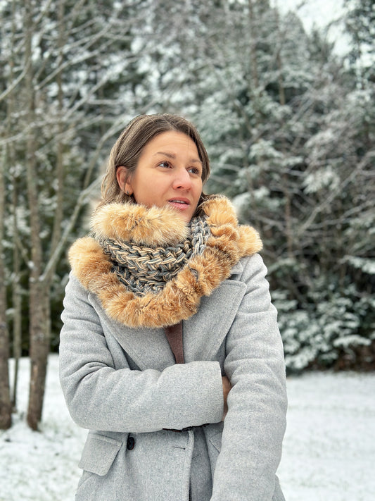 Col avec fourrure, avec fourrure de lynx provenant d'un manteau récupéré. Récupération et style pour une consomation responsable