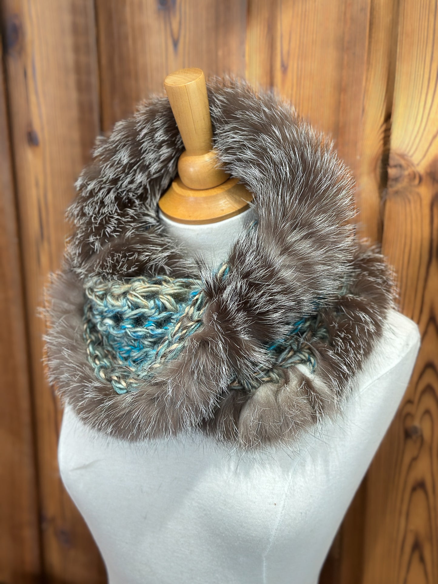 Foulard Turquoise et gris avec fourrure recyclée