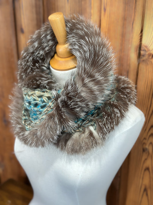 Foulard Turquoise et gris avec fourrure recyclée