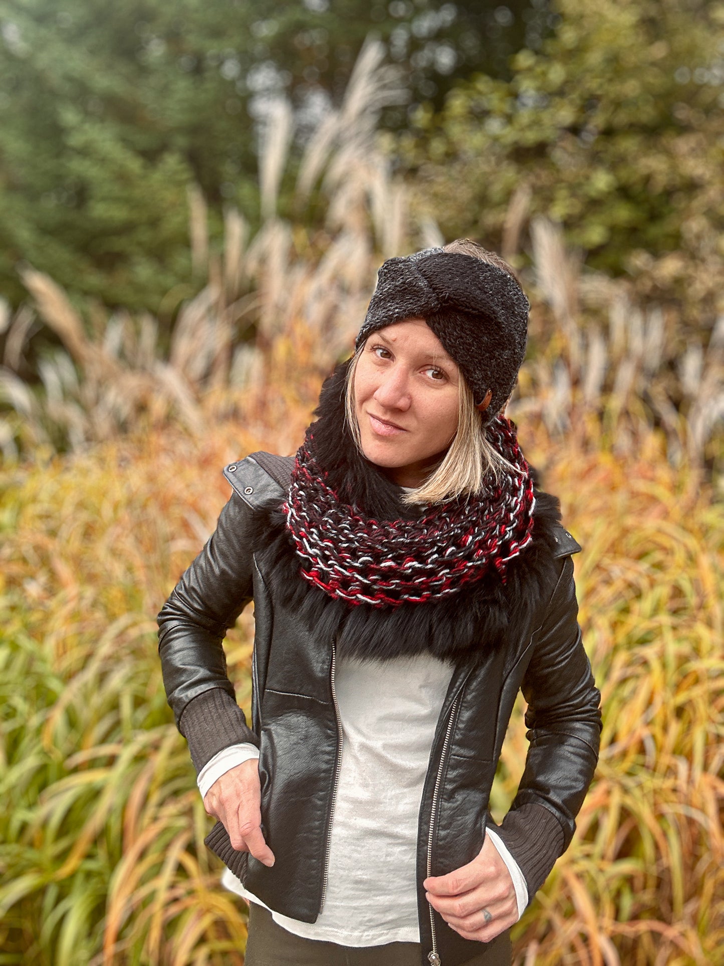 Foulard rouge et noir avec fourrure recyclée