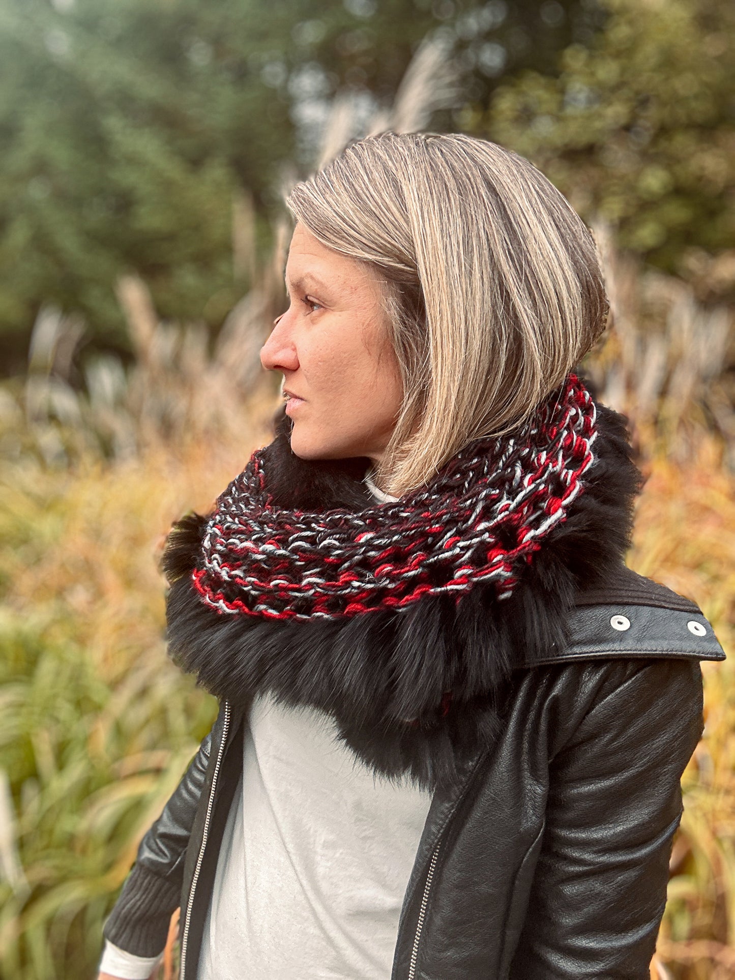 Foulard rouge et noir avec fourrure recyclée