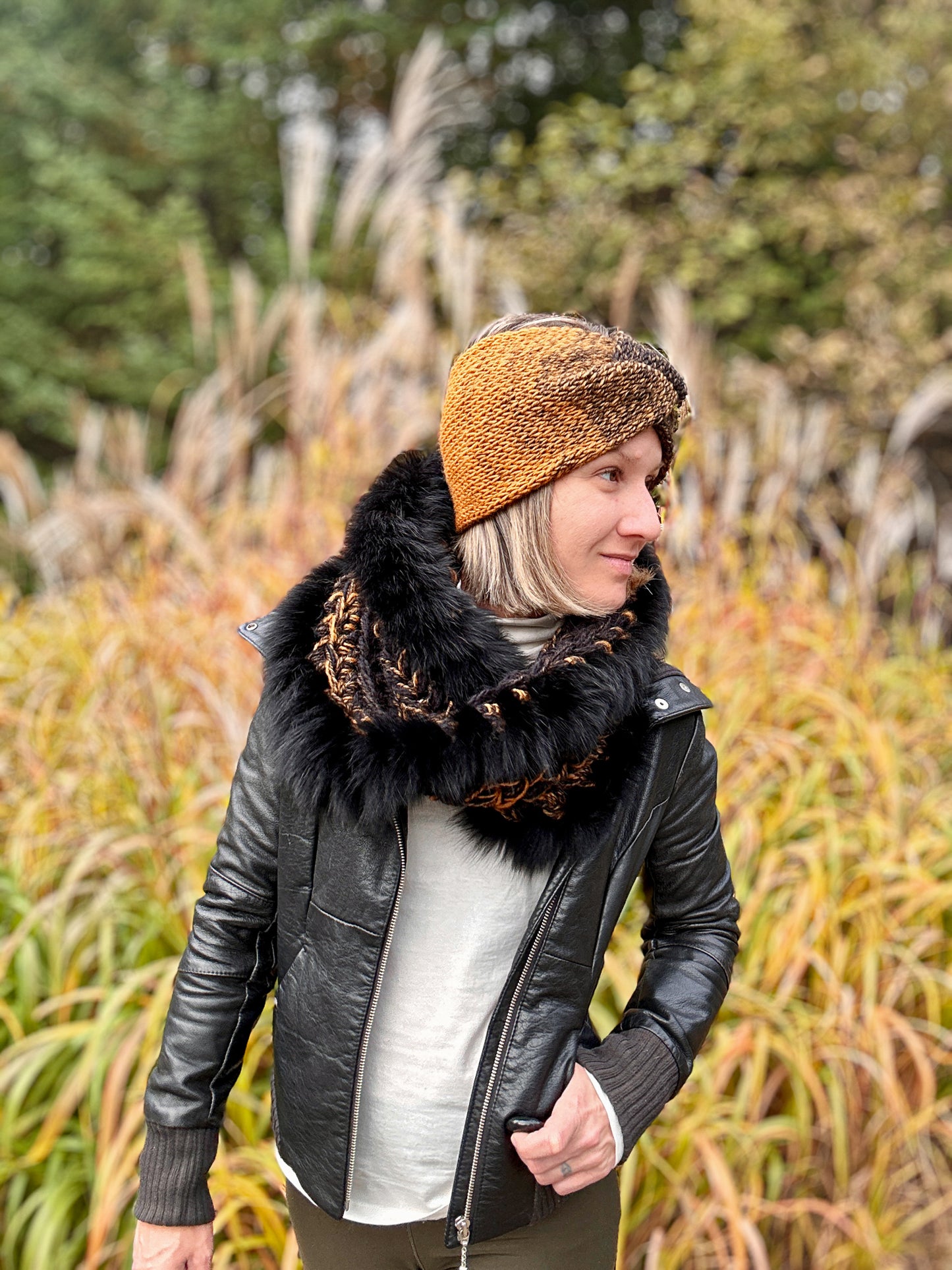 Foulard jaune et noir avec fourrure recyclée