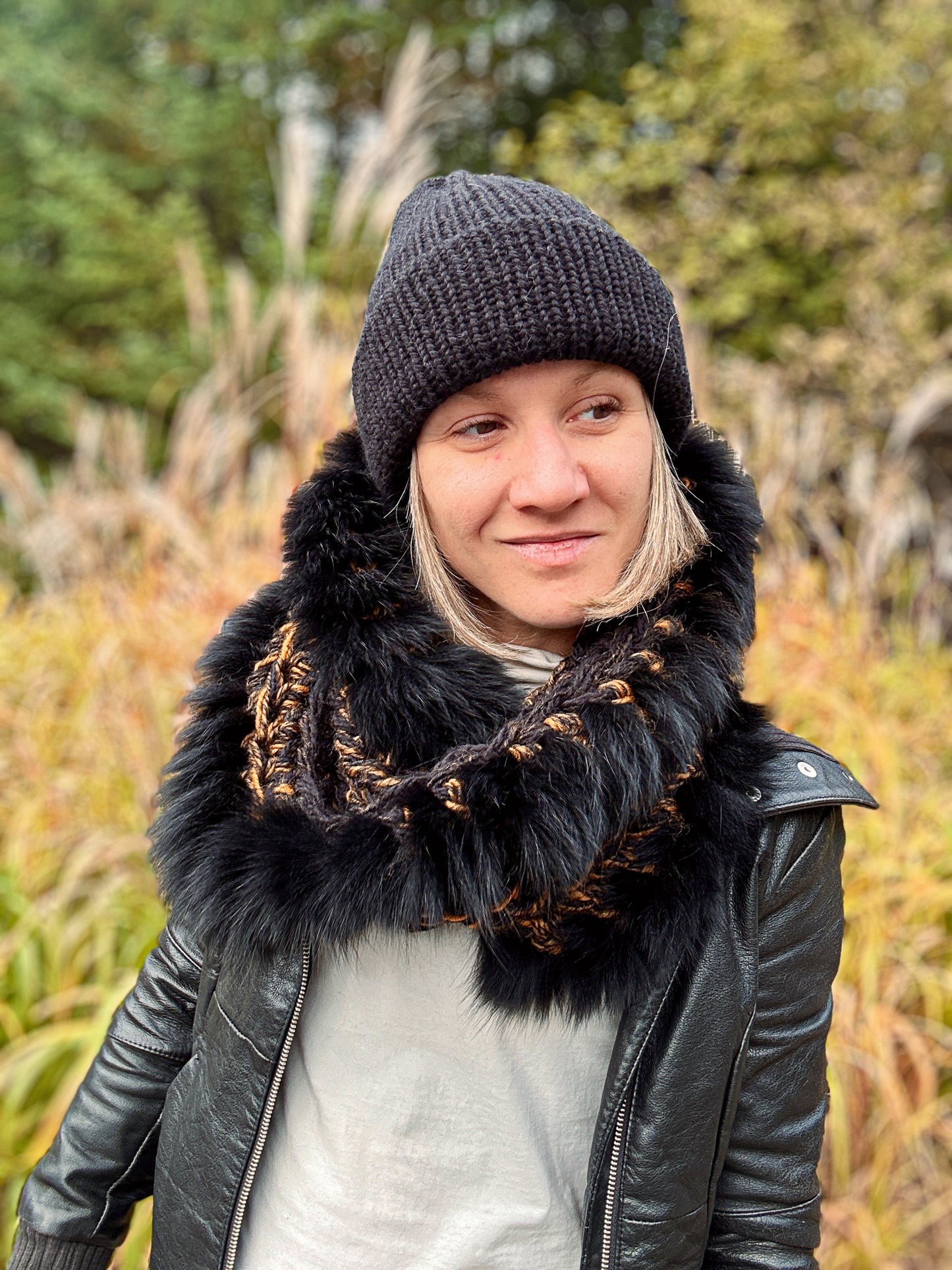 Foulard jaune et noir avec fourrure recyclée