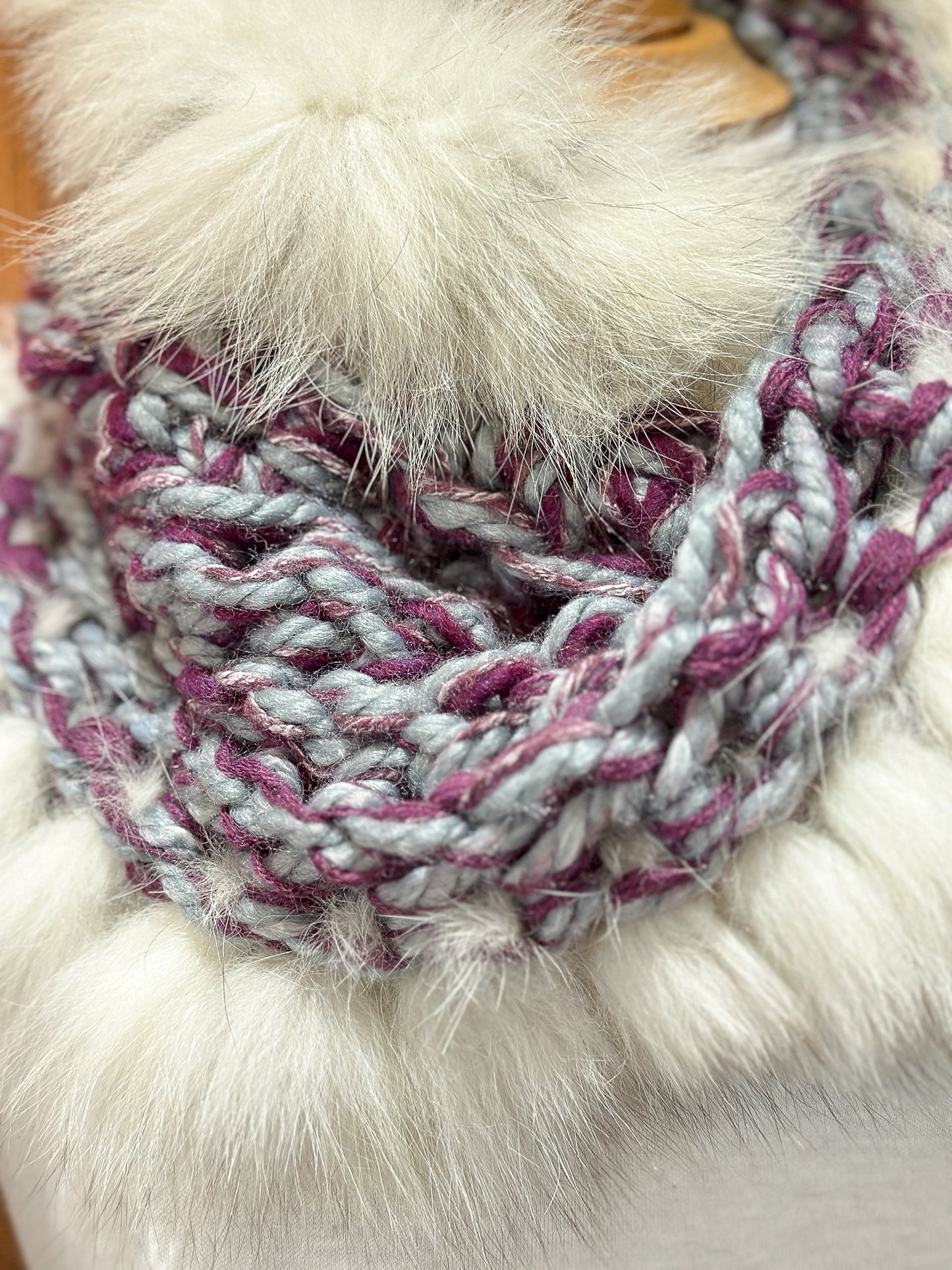 Foulard gris et fuchsia avec fourrure recyclée Renard