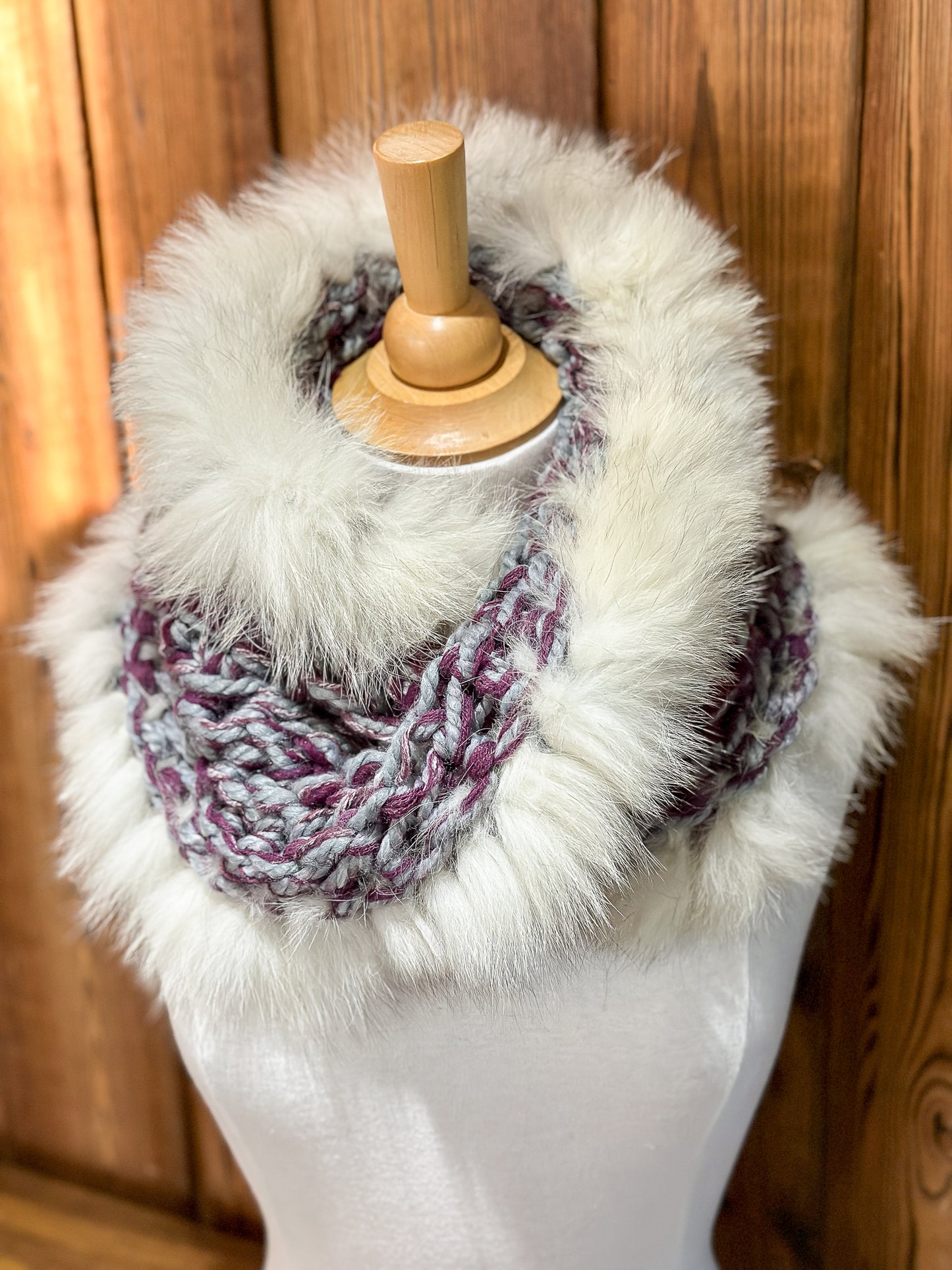 Foulard gris et fuchsia avec fourrure recyclée Renard