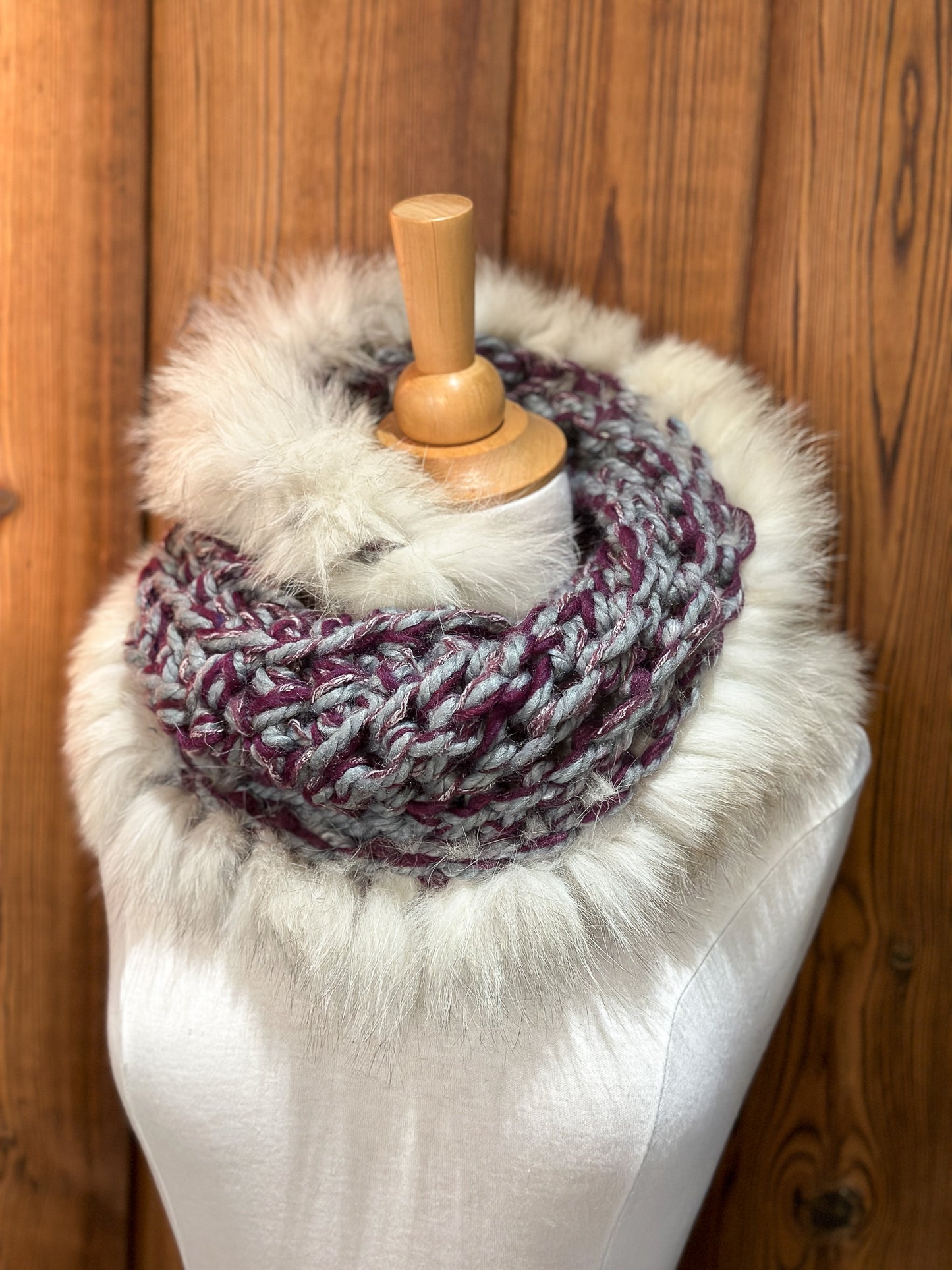 Foulard gris et fuchsia avec fourrure recyclée Renard